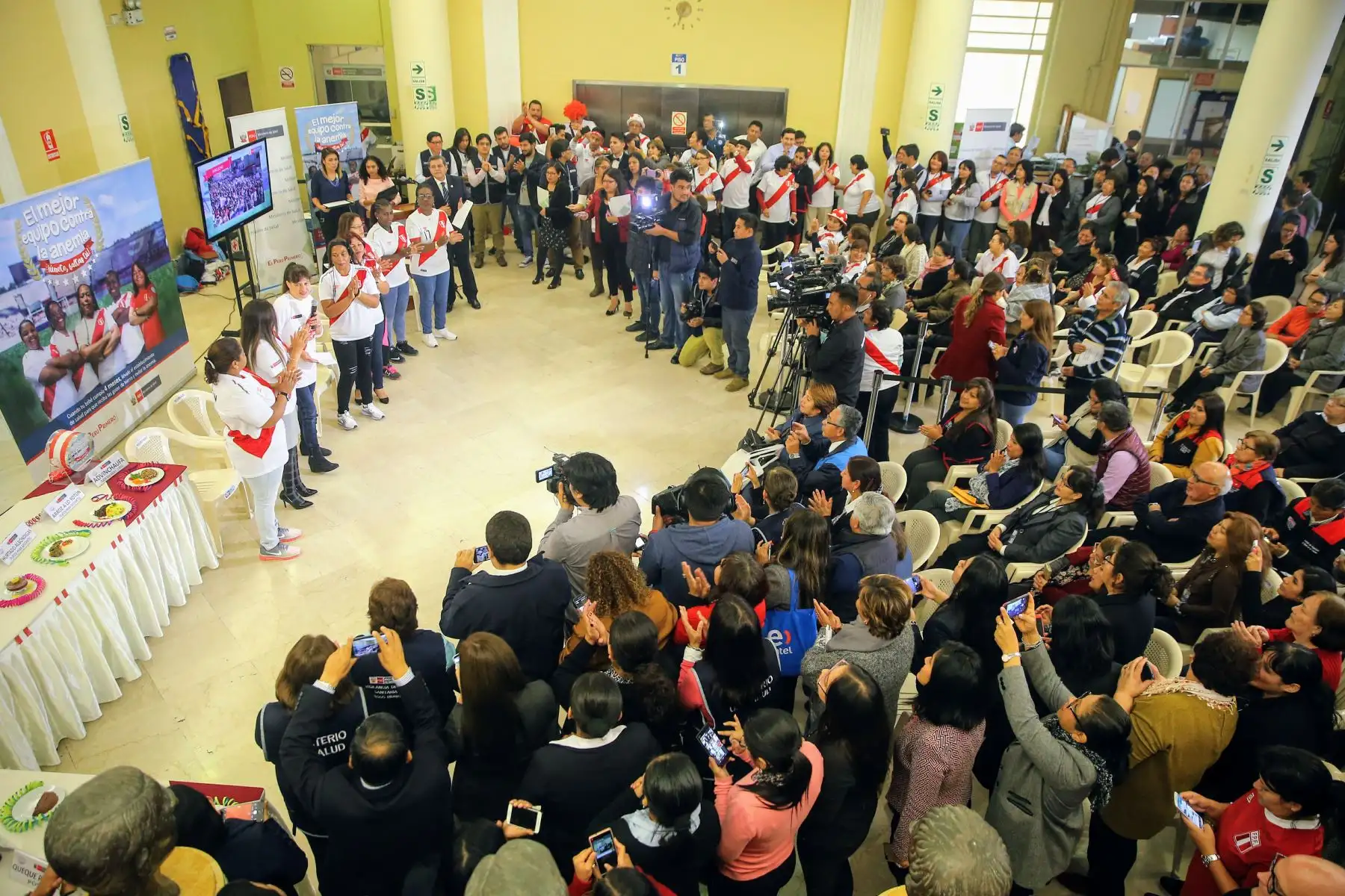El MINSA otorga reconocimiento a "madres mundialistas" que apoyan la Jornada Nacional contra la Anemia. Foto: ANDINA/Luis Iparraguirre