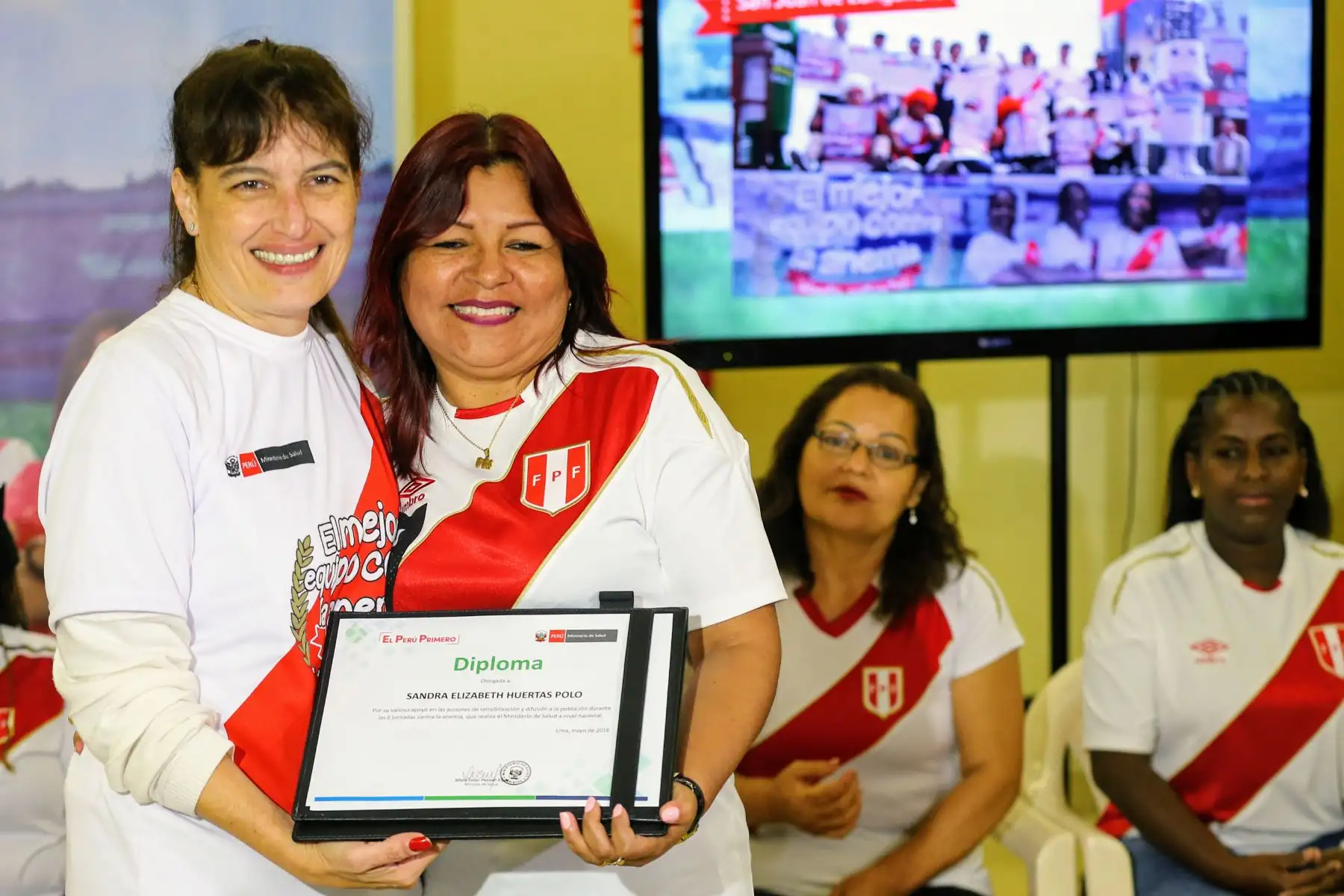 El MINSA otorga reconocimiento a "madres mundialistas" que apoyan la Jornada Nacional contra la Anemia. Foto: ANDINA/Luis Iparraguirre