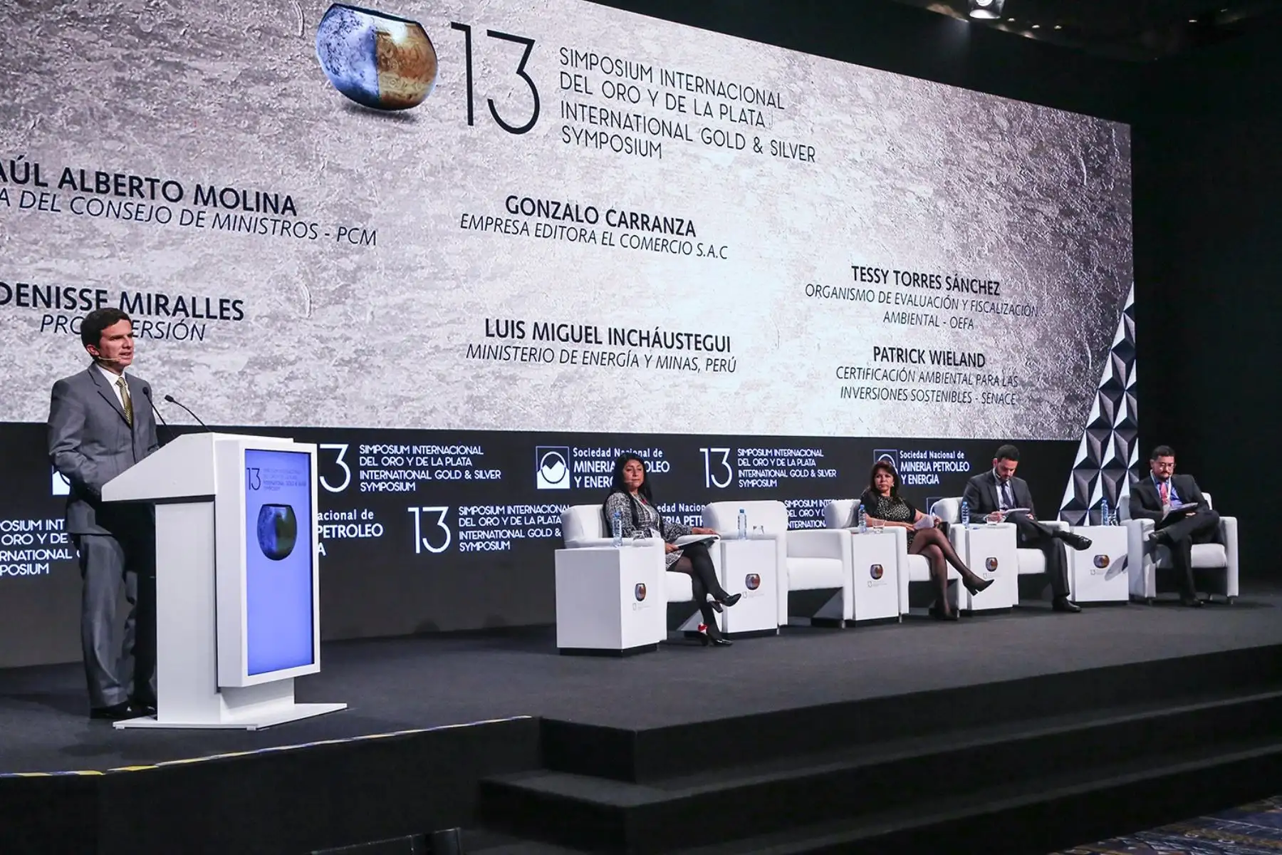 Viceministro de Minas, Luis Miguel Incháustegui, expone en 13 Simposium del Oro y la Plata. Foto: Cortesía.
