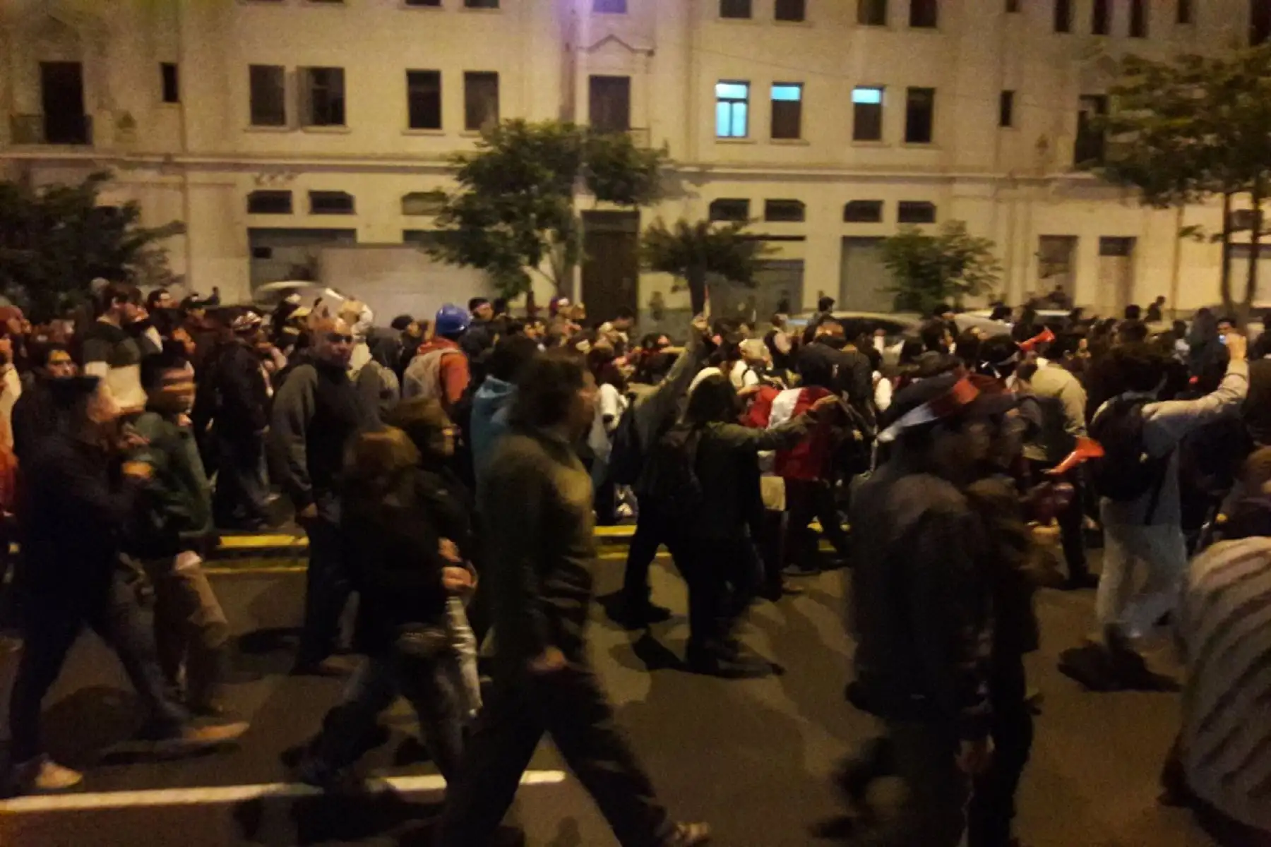 Miles de manifestantes marcharon contra el Congreso de la República. Foto: Daniel Bedoya