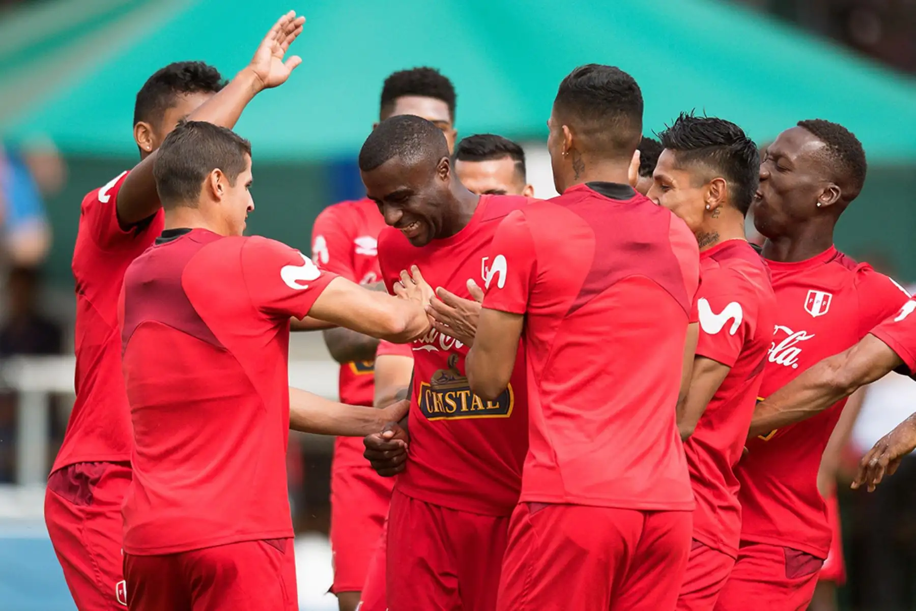 Los jugadores de la selección peruana bromean durante el entrenamiento en Schruns, AustriaFoto: EFE