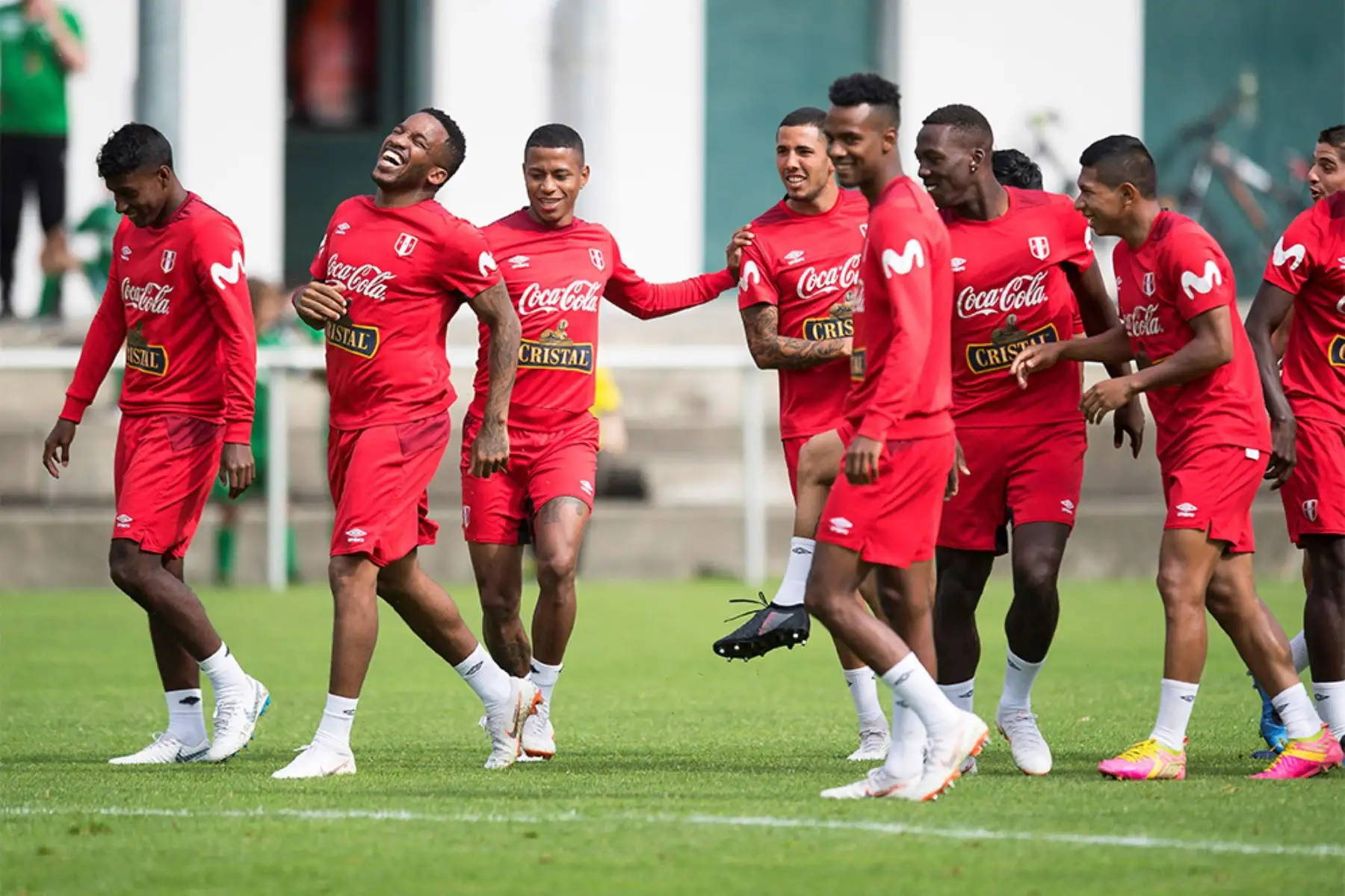 Los jugadores de la selección peruana bromean durante el entrenamiento en Schruns, Austria.Foto:EFE