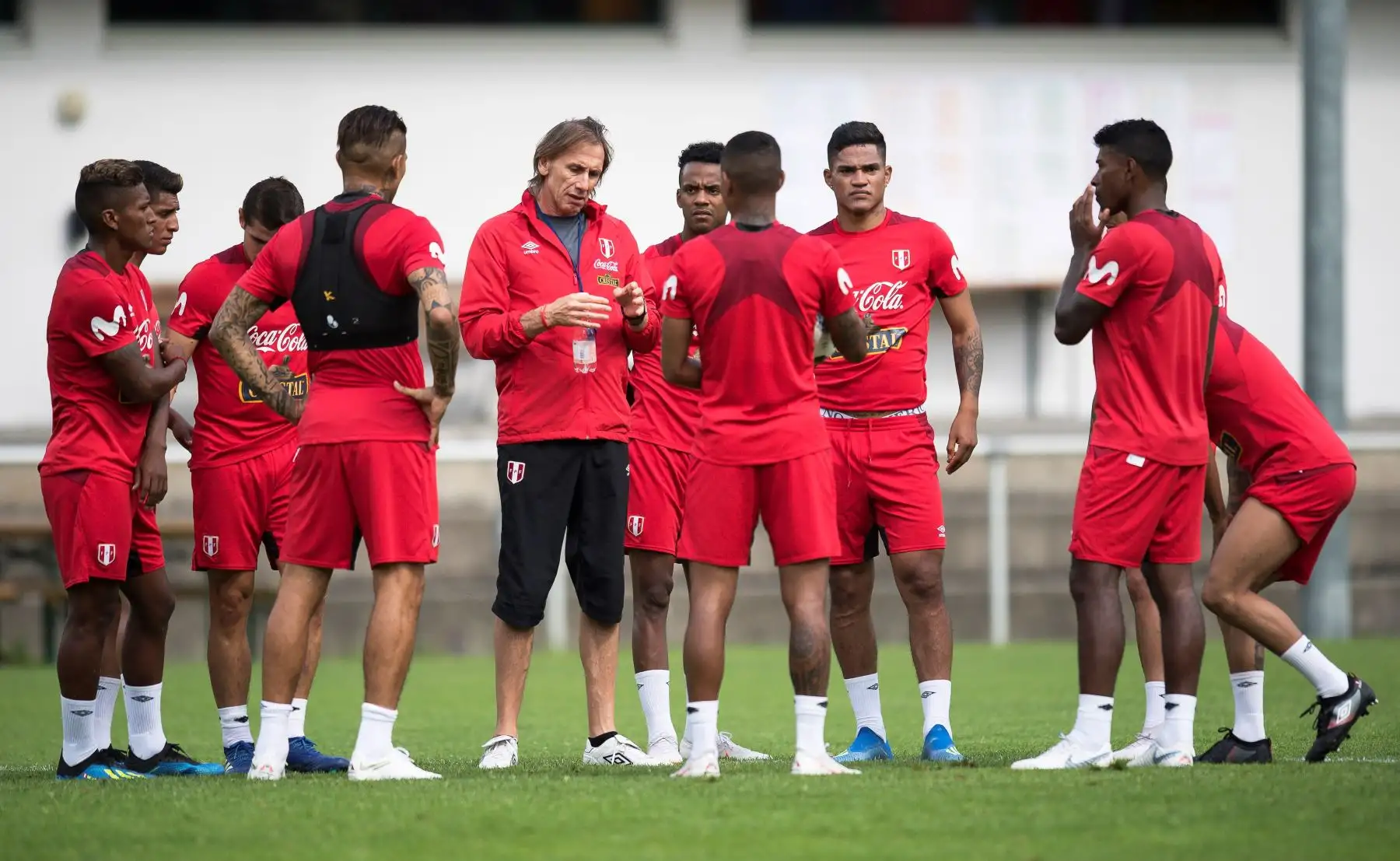 El seleccionador de Perú Ricardo Gareca (c) durante el primer entrenamiento en Schruns, Austria.Foto: EFE