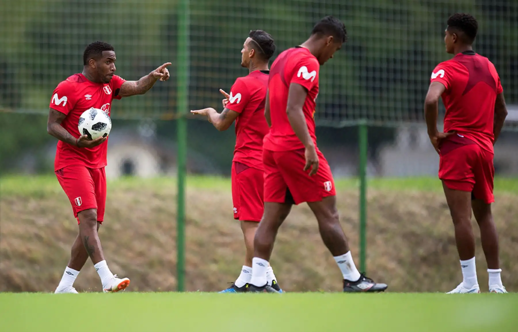 01/06/2018.-El delantero de la selección peruana Jefferson Farfán (c) se dirige a sus compañeros durante el entrenamiento en Schruns, Austria.Foto: EFE