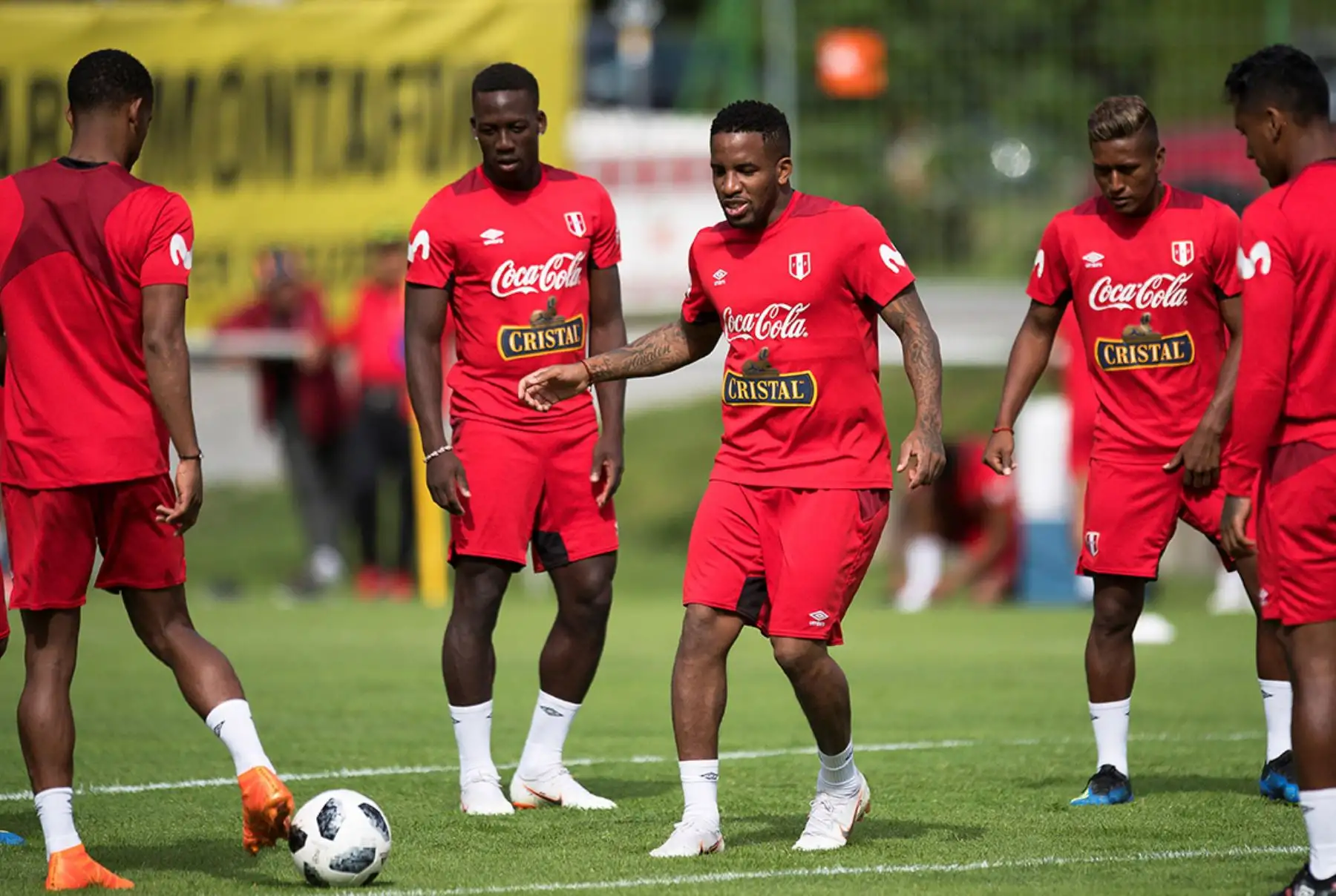 01/06/2018.-El delantero de la selección peruana Jefferson Farfán (c) se dirige a sus compañeros durante el entrenamiento en Schruns, Austria.Foto: EFE