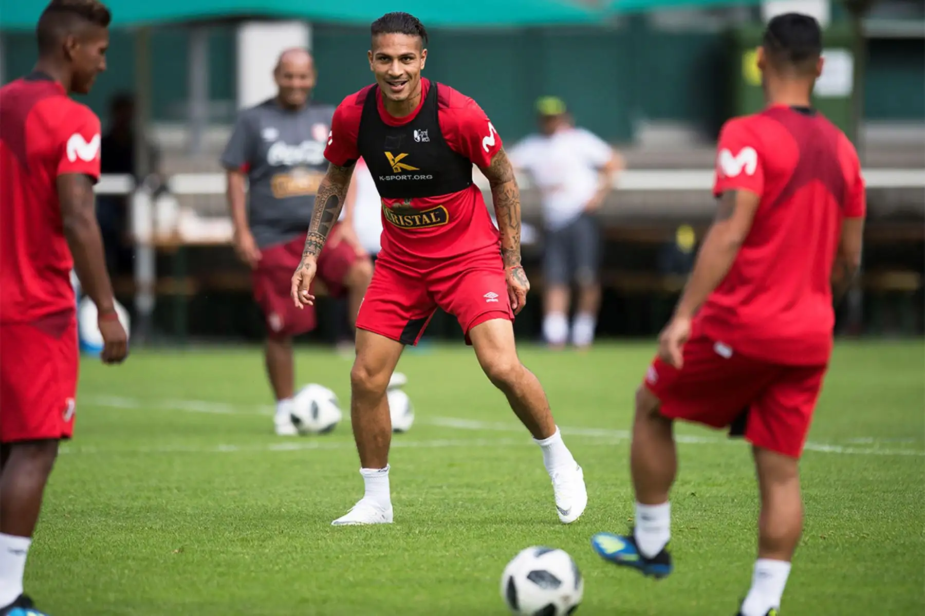 01/06/2018.-El capitán de la selección peruana Paolo Guerrero (c) entrena con sus compañeros en Schruns, Austria.Foto:EFE