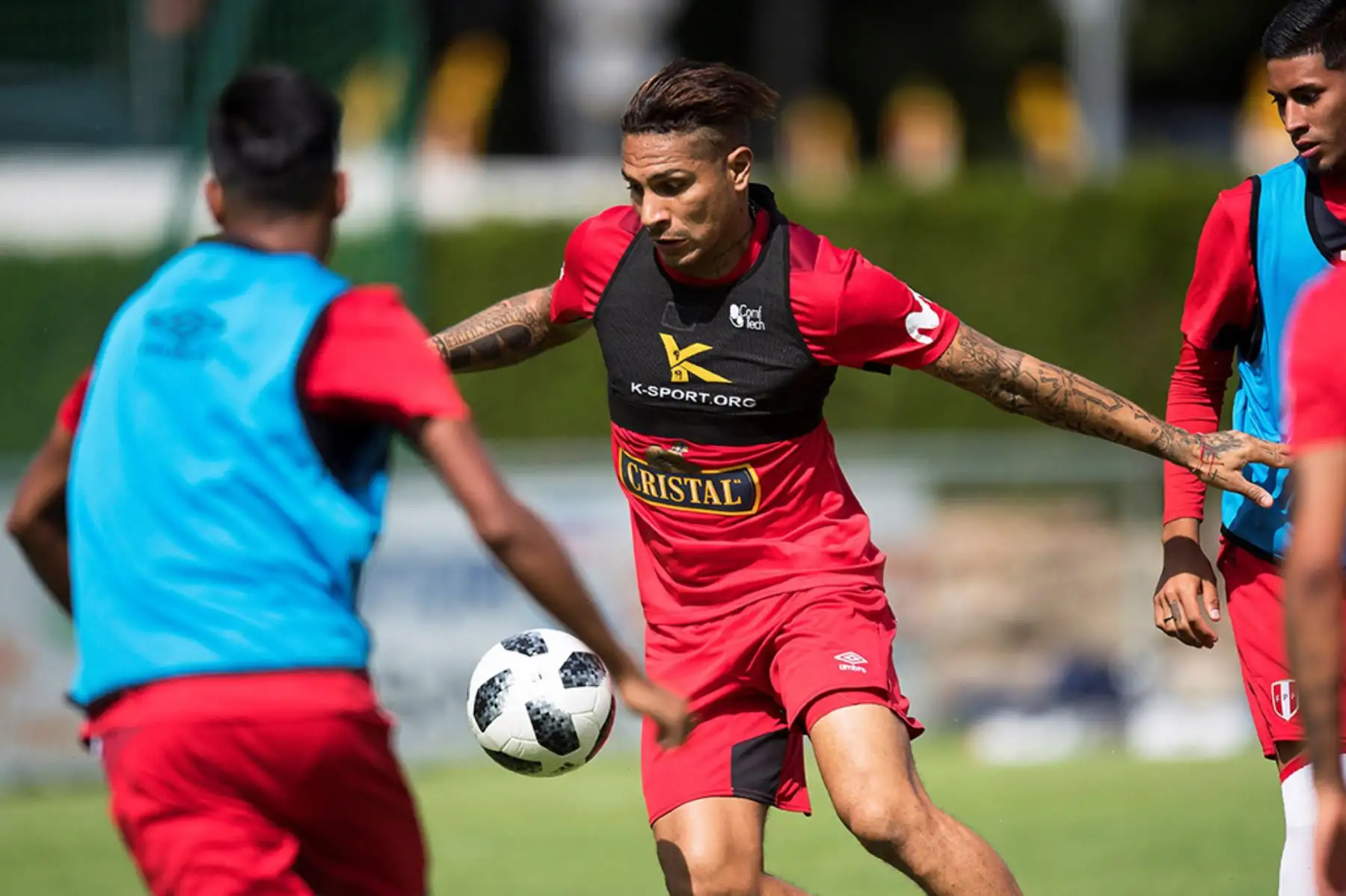 01/06/2018.-El capitán de la selección peruana Paolo Guerrero (c) entrena con sus compañeros en Schruns, Austria.Foto:EFE