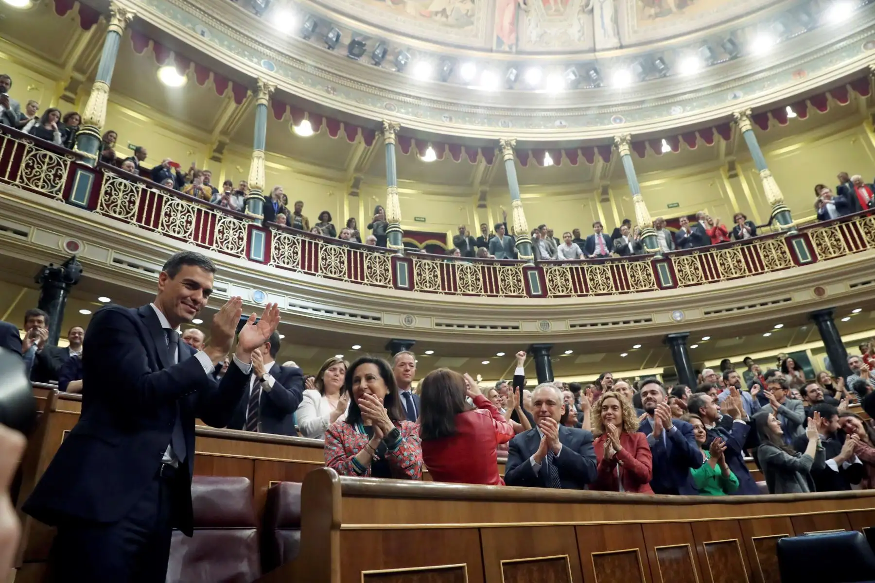 El secretario general del PSOE Pedro Sánchez, saluda al hemiciclo del Congreso, tras el debate de la moción de censura presentada por su partido. EFE/J.J. Guillén