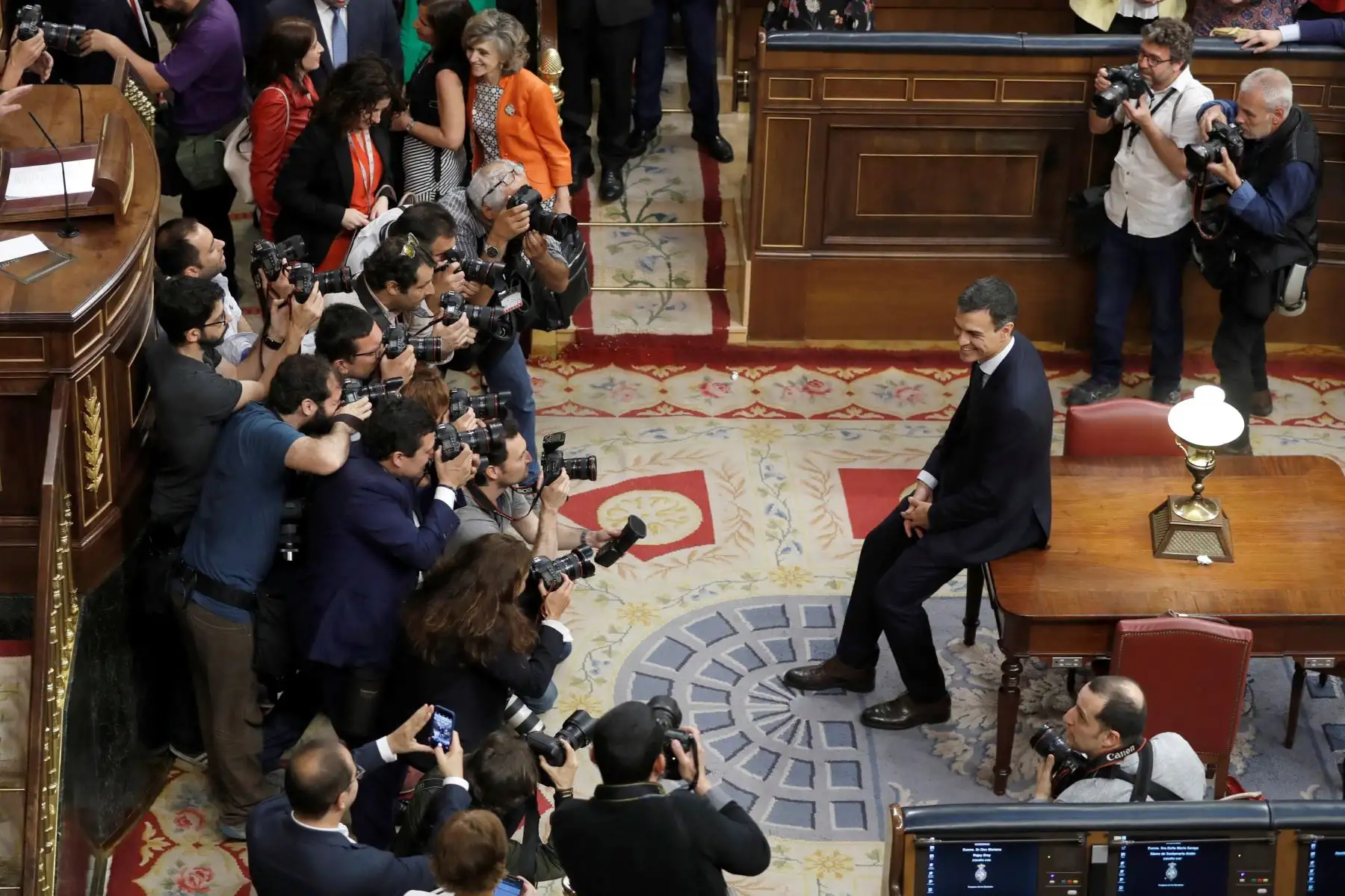 El secretario general del PSOE Pedro Sánchez, posa para la prensa gráfica, en el hemiciclo del Congreso tras el debate de la moción de censura presentada por su partido. EFE/Emilio Naranjo