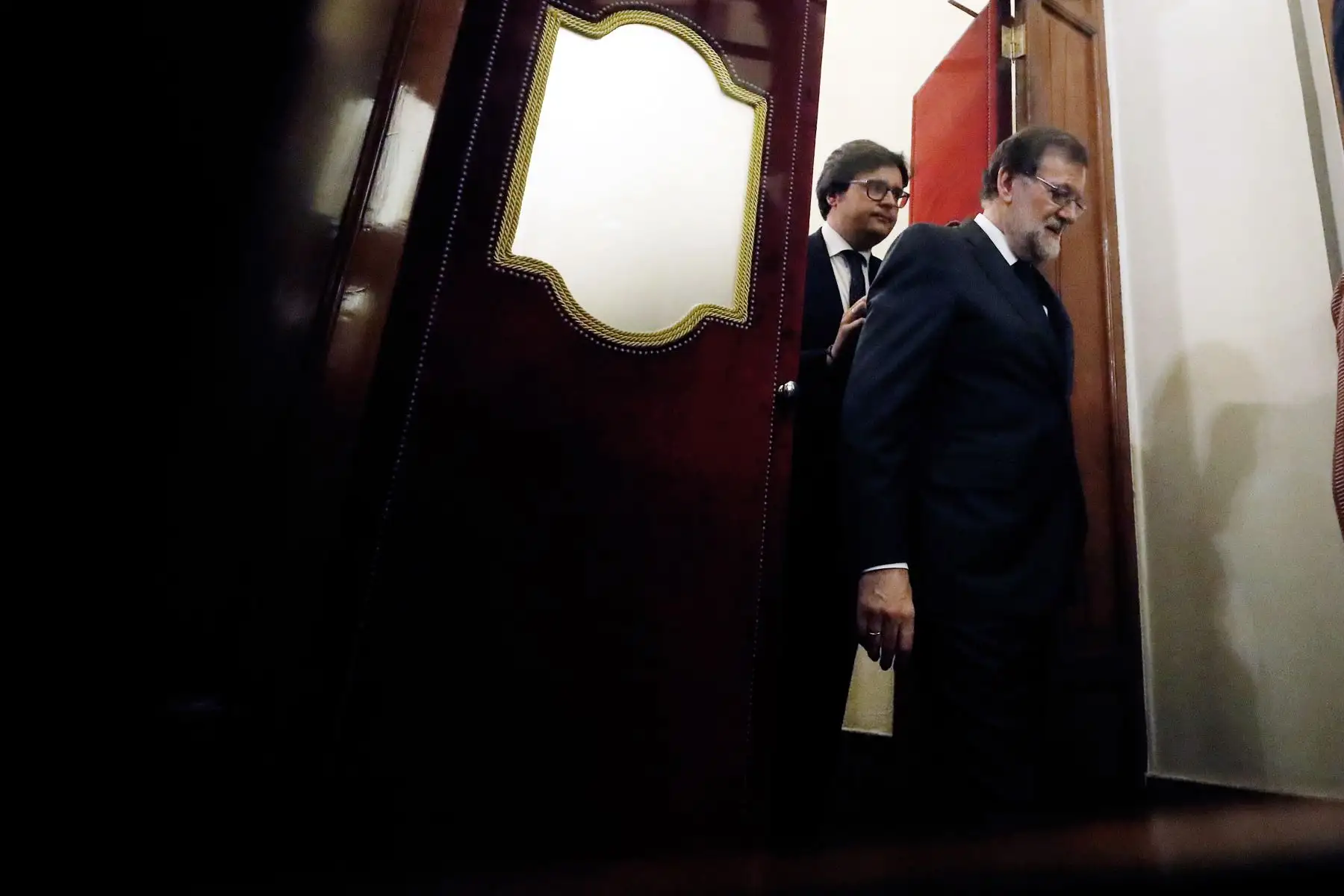 El presidente del Gobierno, Mariano Rajoy, sale del Congreso tras la segunda jornada de la moción de censura presentada por el PSOE. EFE/Javier Lizón