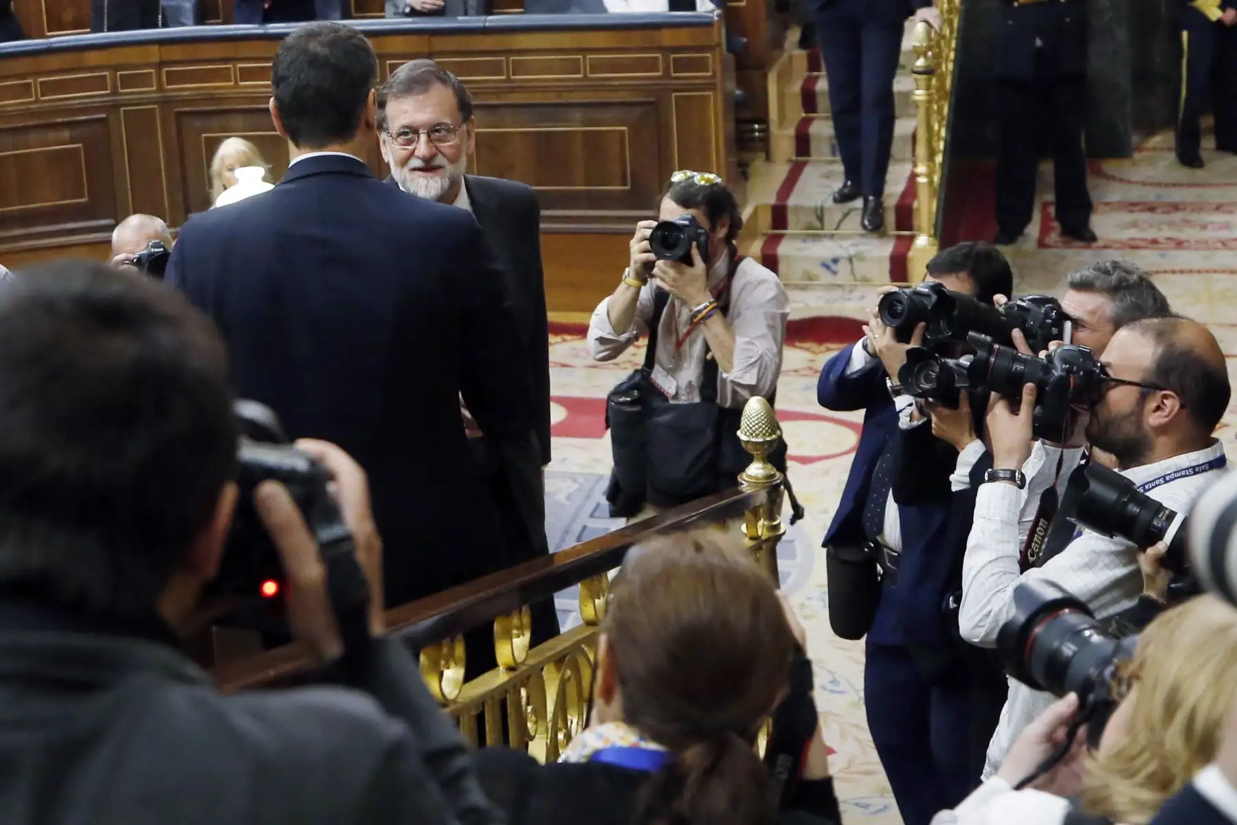 El secretario general del PSOE Pedro Sánchez, saluda al presidente del gobierno Mariano rajoy, en el hemiciclo del Congreso tras el debate de la moción de censura presentada por su partido. EFE/Javier Lizón
