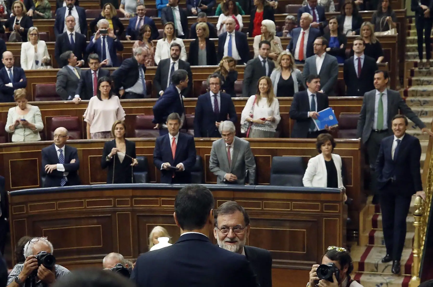 El secretario general del PSOE Pedro Sánchez, saluda al presidente del gobierno Mariano rajoy, en el hemiciclo del Congreso tras el debate de la moción de censura presentada por su partido. EFE/Javier Lizón