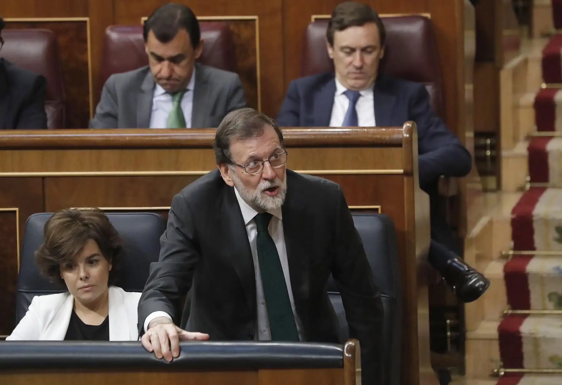 El presidente del Gobierno, Mariano Rajoy, en el momento de votar durante la segunda jornada de la moción de censura presentada por el PSOE. EFE/Javier Lizón