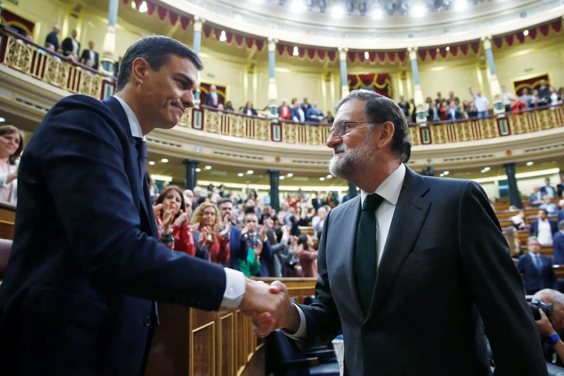El presidente del Gobierno, Mariano Rajoy, felicita al recién investido presidente el socialista Pedro Sánchez, tras la segunda jornada de la moción de censura presentada por el PSOE. EFE/Diego Crespo
