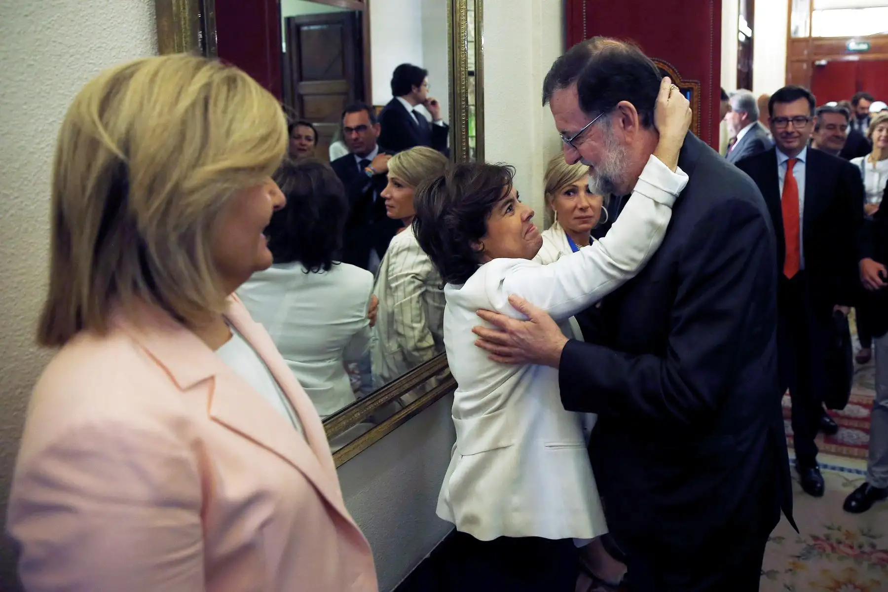 El presidente del Gobierno, Mariano Rajoy, y la vicepresidenta del gobierno Soraya Sáez de Santamaria, en el pasillo del congreso tras ser investido presidente el socialista Pedro Sánchez, después de la segunda jornada de la moción de censura presentada por el PSOE. EFE/Diego Crespo