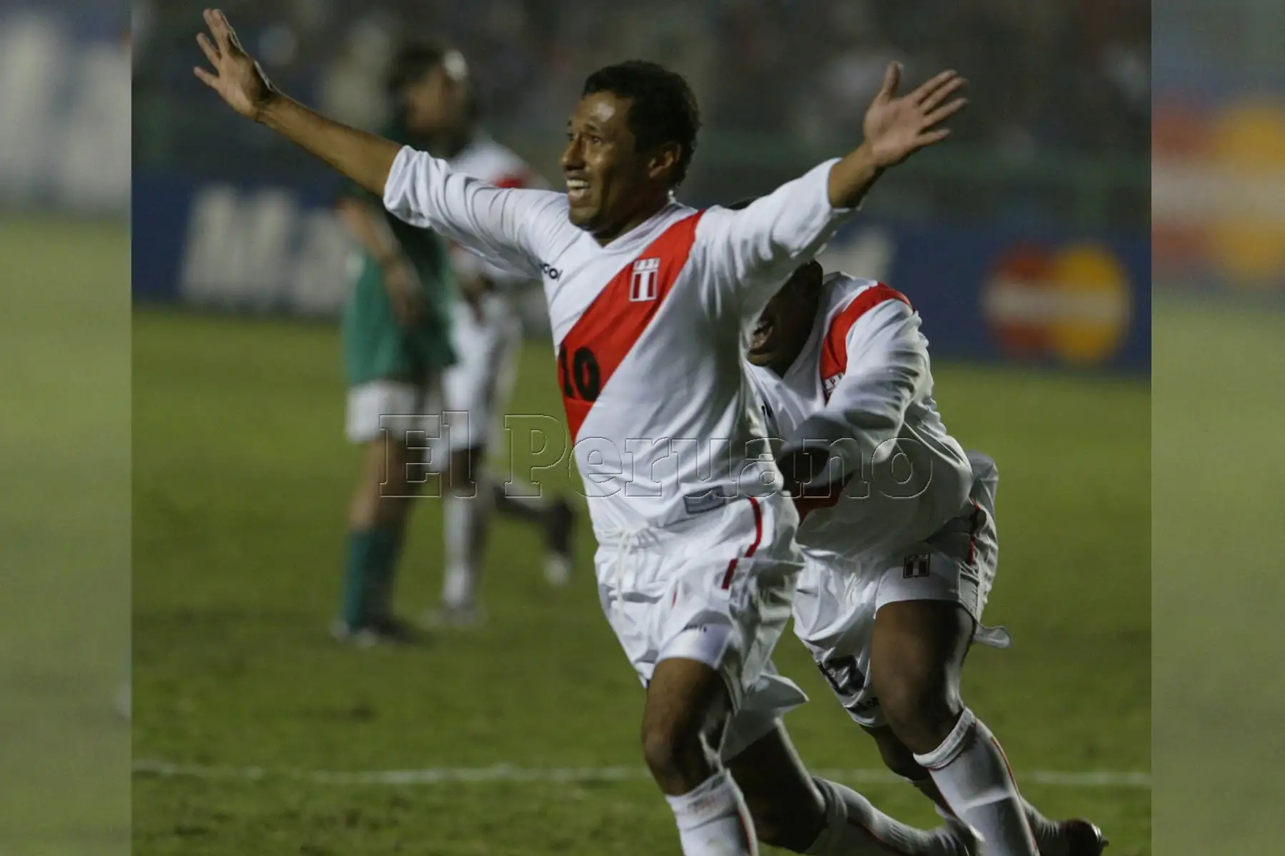 Puesto 7. Roberto Palacios con 19 goles. El Chorrillano jugó cinco eliminatorias. En la imagen celebrando uno de sus goles en la Copa América Perú 2004.   Foto: Archivo El Peruano.