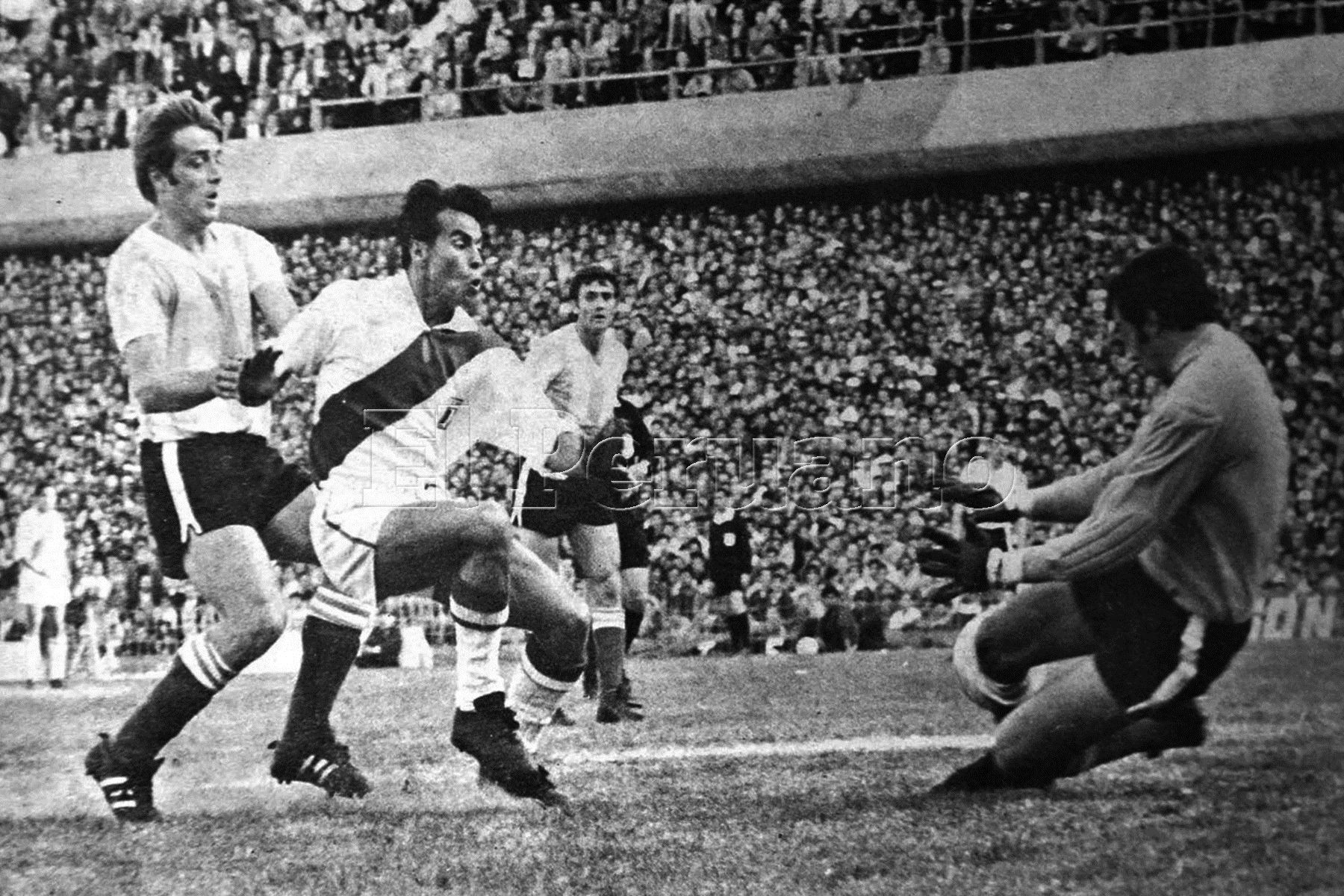 Gol del delantero chalaco Oswaldo Cachito Ramírez que sirvió al Perú para clasificar al mundial México 70 ANDINA/archivo