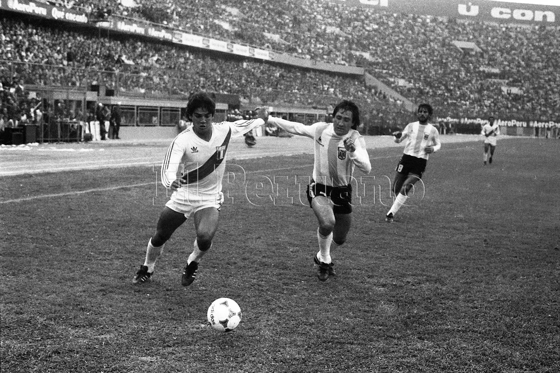 Puesto 10. Franco Enrique Navarro con 16 goles. Mundialista en España 82, jugó las eliminatorias para México 86 e Italia 90.  En la imagen enfrentando a Argentina en 1985. Foto: Archivo Histórido de El Peruano.