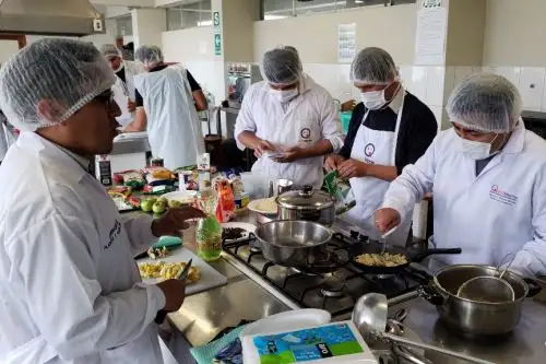 Qali Warma capacita a sus especialistas alimentarios en la preparación de platos para prevenir la anemia y desnutrición crónica infantil. ANDINA/Difusión