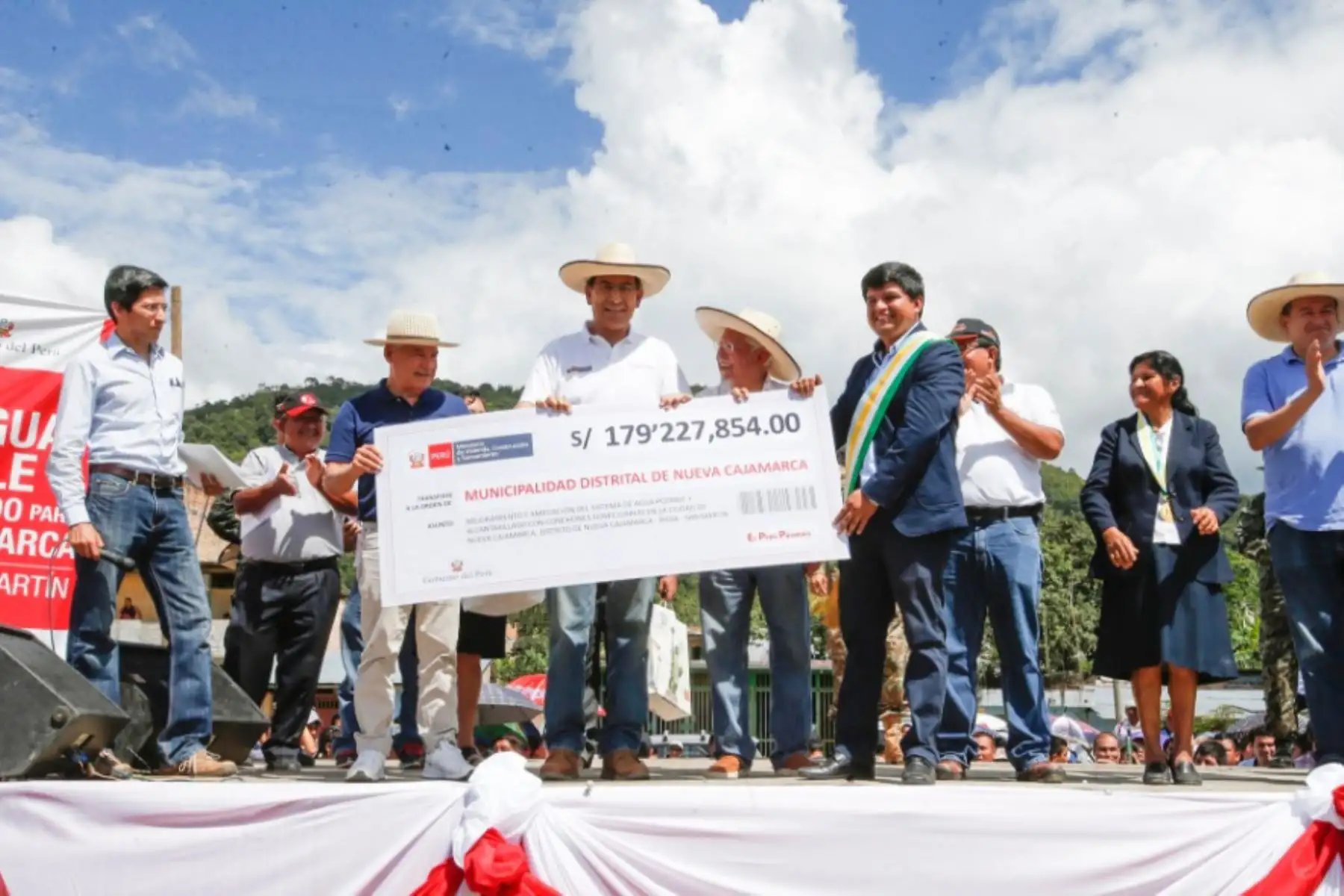 El Ministerio de Vivienda, Construcción y Saneamiento transfirió hoy más de 179 millones de soles para la ejecución de un conjunto integral de obras saneamiento en la región San Martín, que permitirá dotar de agua potable y alcantarillado al 100% de los 47,766 habitantes del distrito de Nueva Cajamarca, en la provincia Rioja.