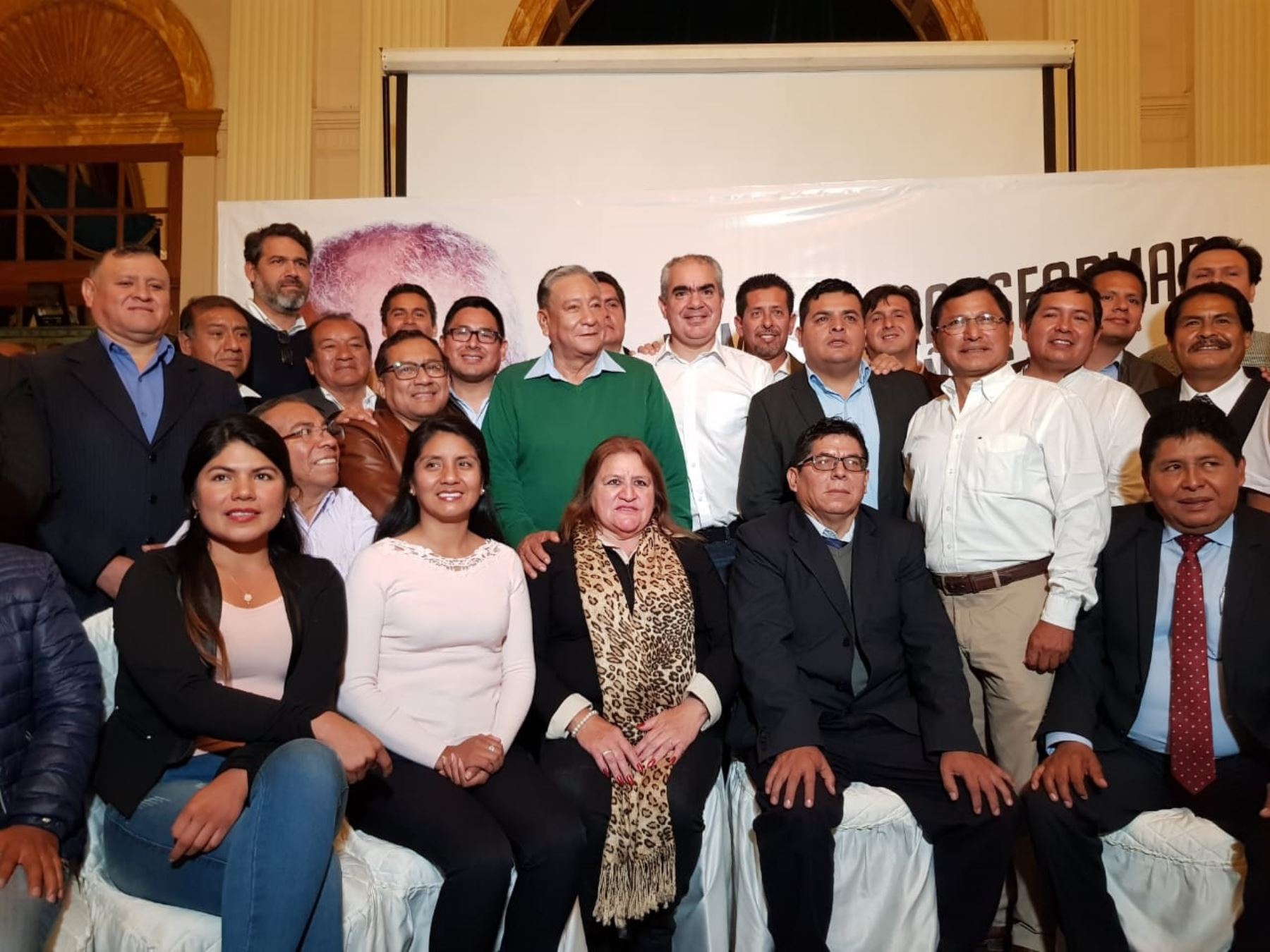 Candidato a la alcaldía de Lima por Siempre Unidos, Manuel Velarde junto a sus candidatos a regidores y distritales.