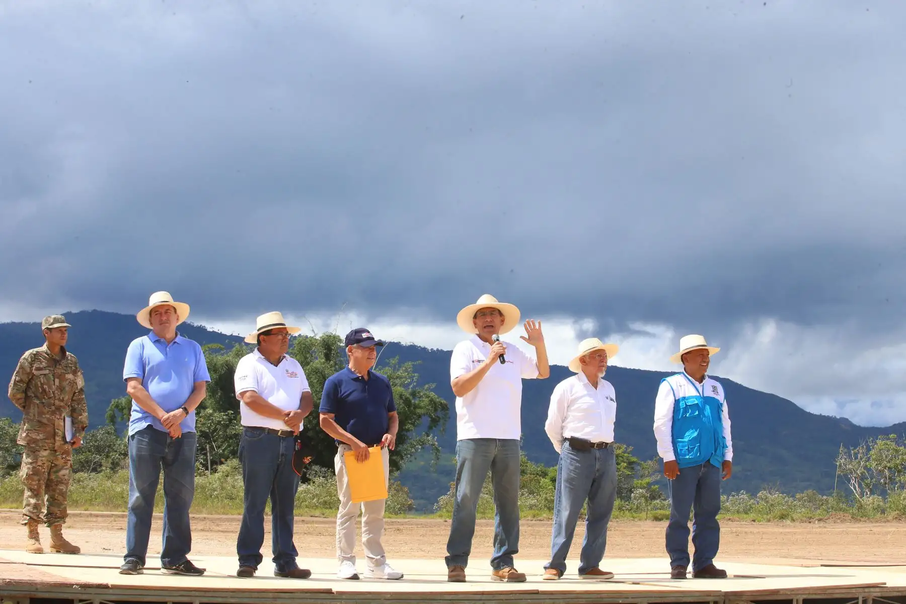 Jefe de Estado hace la entrega simbólica del terreno donado a la Municipalidad Provincial de Moyobamba, que será destinado a la construcción de dos instituciones educativas.Foto: ANDINA/Prensa Presidencia