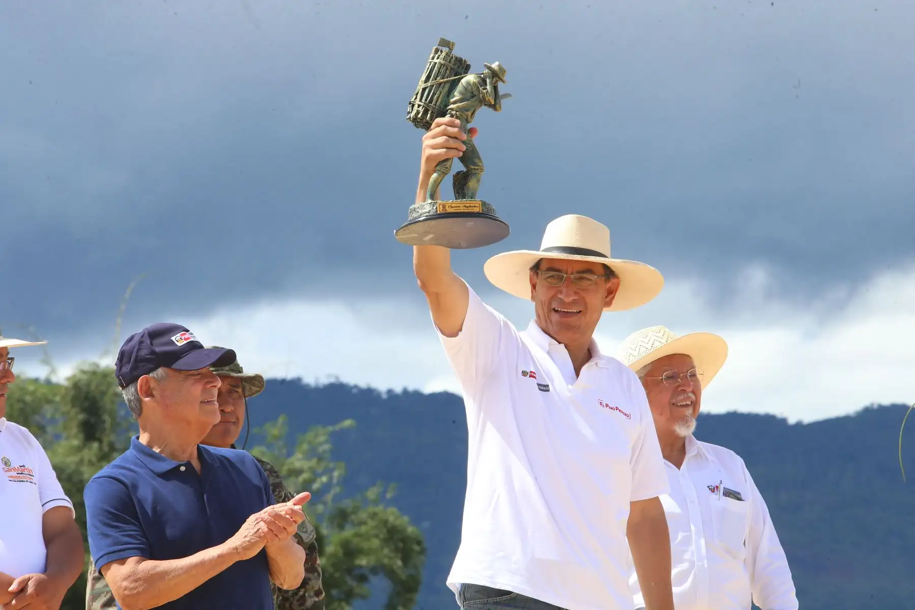 Jefe de Estado hace la entrega simbólica del terreno donado a la Municipalidad Provincial de Moyobamba, que será destinado a la construcción de dos instituciones educativas.Foto: ANDINA/Prensa Presidencia