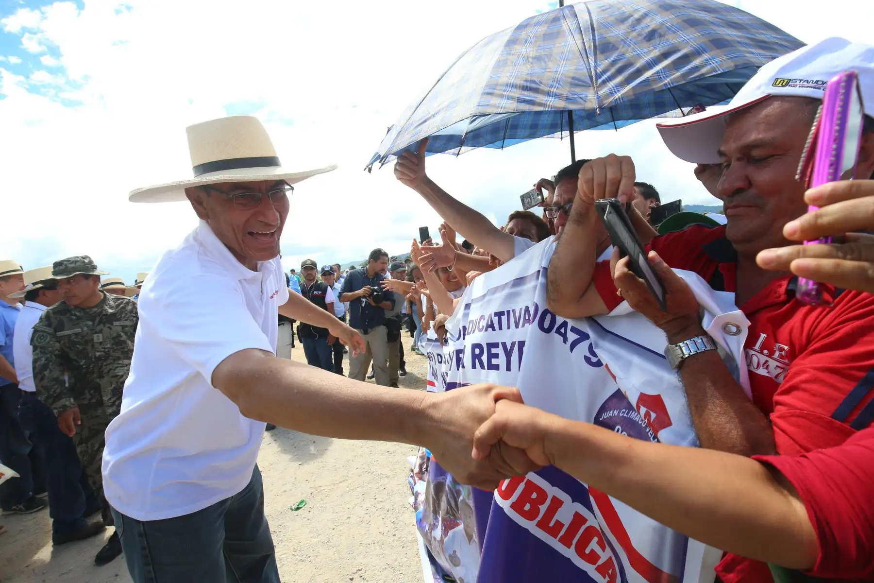 Jefe de Estado hace la entrega simbólica del terreno donado a la Municipalidad Provincial de Moyobamba, que será destinado a la construcción de dos instituciones educativas.Foto: ANDINA/Prensa Presidencia