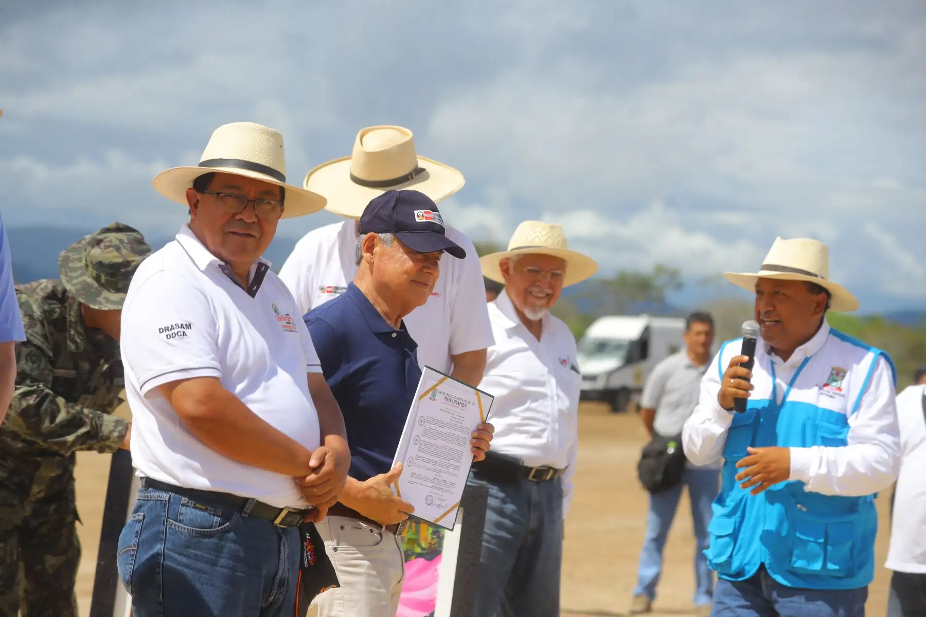 Jefe de Estado hace la entrega simbólica del terreno donado a la Municipalidad Provincial de Moyobamba, que será destinado a la construcción de dos instituciones educativas.Foto: ANDINA/Prensa Presidencia