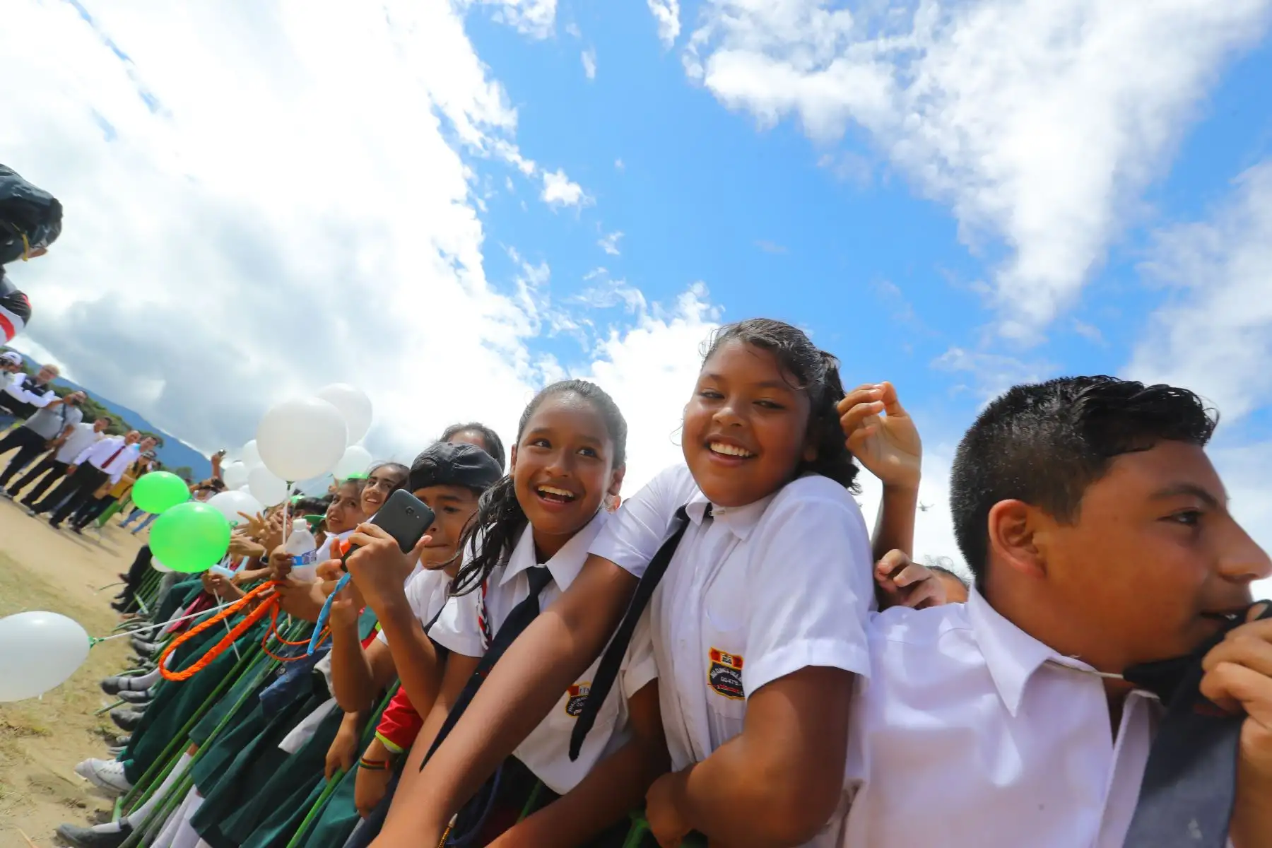 Jefe de Estado hace la entrega simbólica del terreno donado a la Municipalidad Provincial de Moyobamba, que será destinado a la construcción de dos instituciones educativas.Foto: ANDINA/Prensa Presidencia