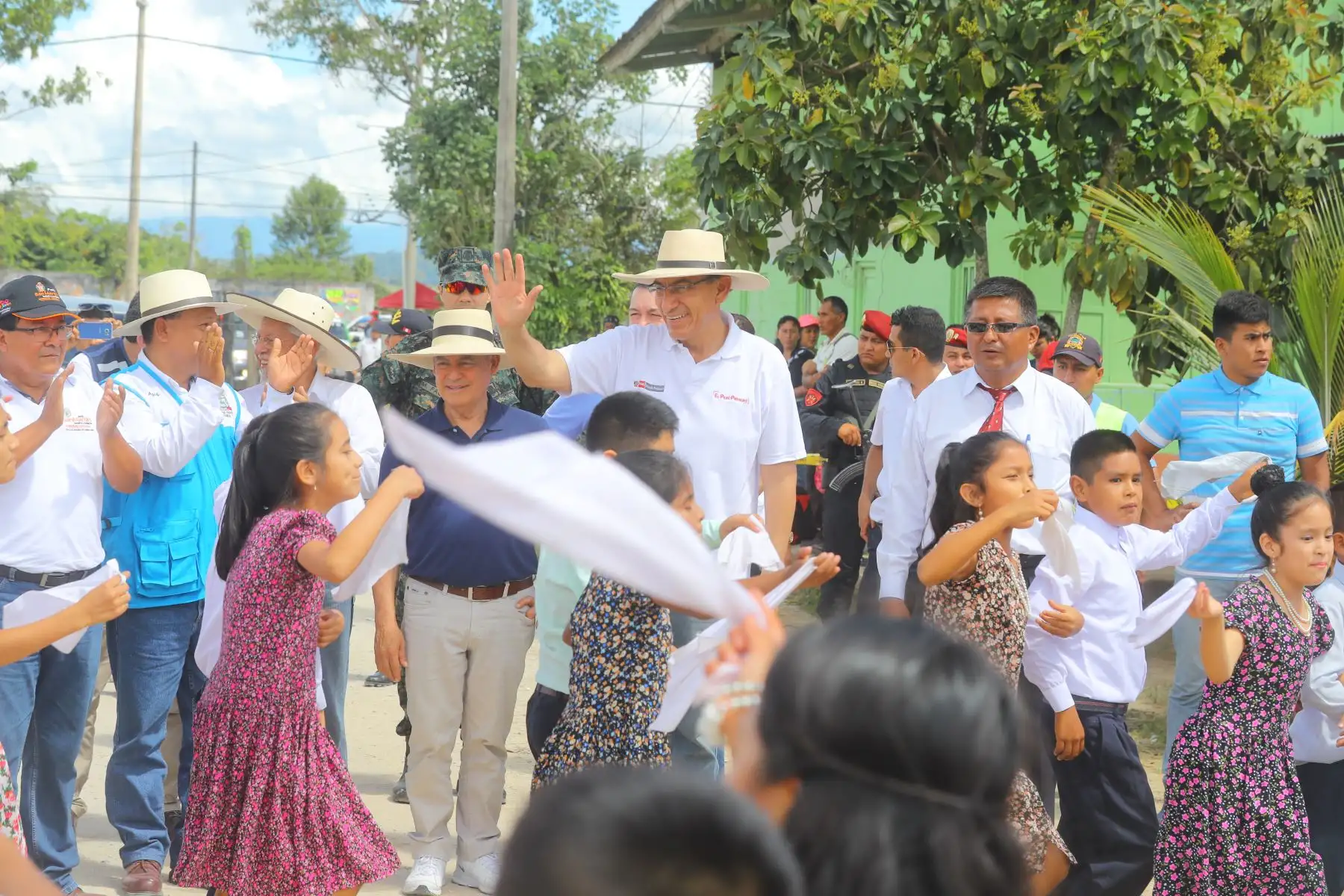 Jefe de Estado hace la entrega simbólica del terreno donado a la Municipalidad Provincial de Moyobamba, que será destinado a la construcción de dos instituciones educativas.Foto: ANDINA/Prensa Presidencia