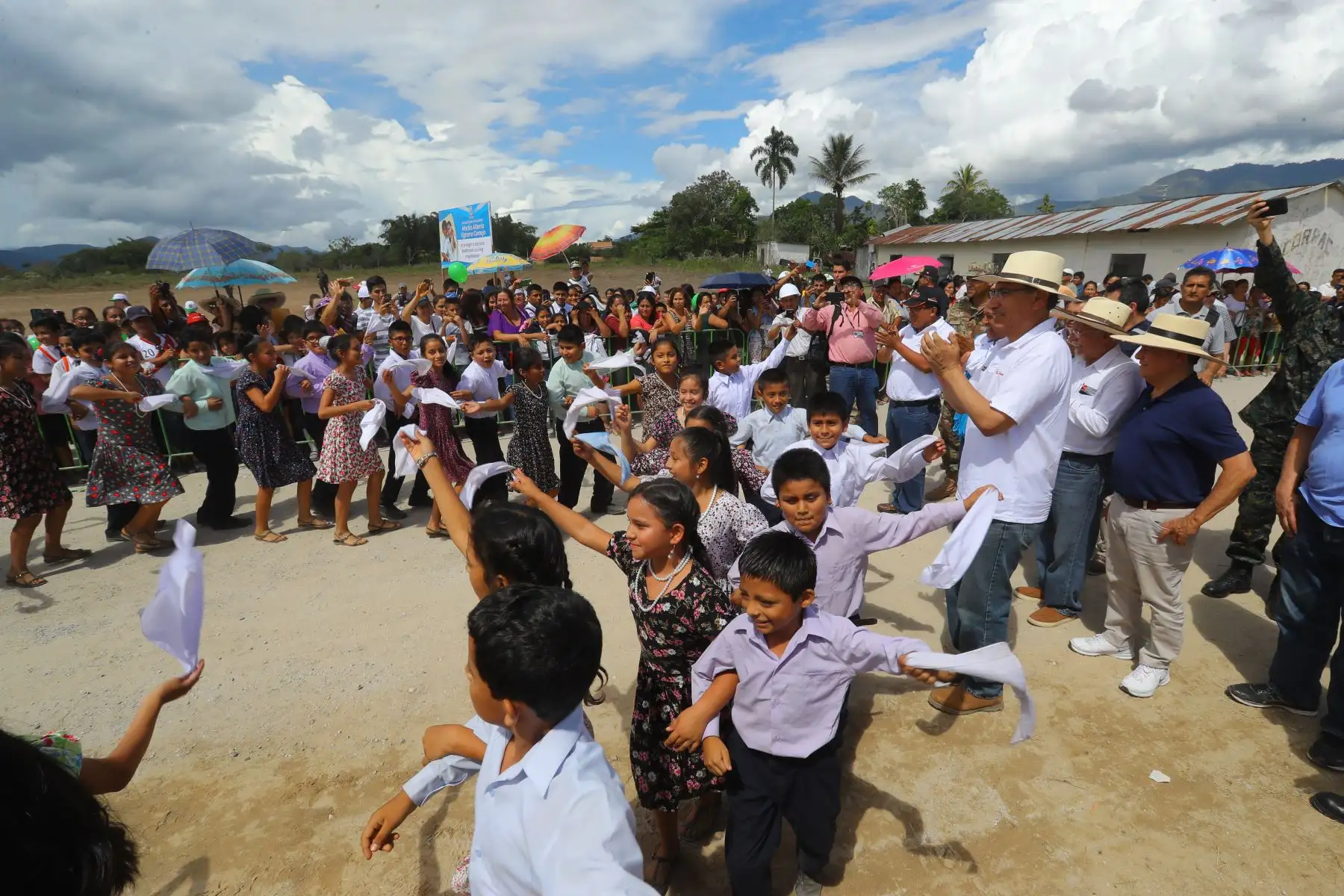 Jefe de Estado hace la entrega simbólica del terreno donado a la Municipalidad Provincial de Moyobamba, que será destinado a la construcción de dos instituciones educativas.Foto: ANDINA/Prensa Presidencia