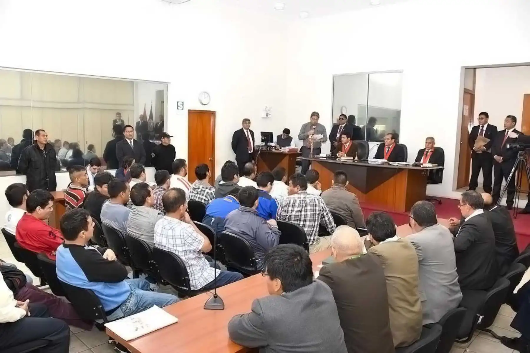 El Colegiado A de la Sala Penal Nacional condenó hoy a penas entre 11 y 22 años de cárcel efectiva a 27 integrantes de la organización criminal denominada “La Gran Familia” de Chiclayo.