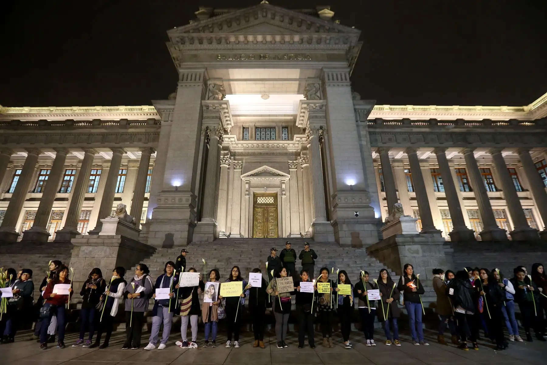 Plantón por muerte de Eyvi Ágreda, en Palacio de Justicia. Foto: ANDINA/ Dante Zegarra