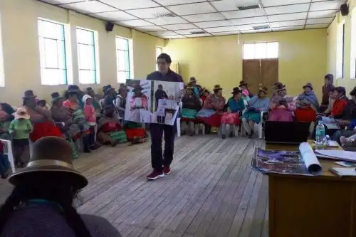 La Oficina Nacional de Procesos Electorales (Onpe) viene realizando talleres de educación electoral dirigida a los ciudadanos de los centros poblados más alejados de nuestro país, a fin de fortalecer su cultura electoral brindándoles información sobre la importancia de participar antes, durante y después de un proceso electoral.