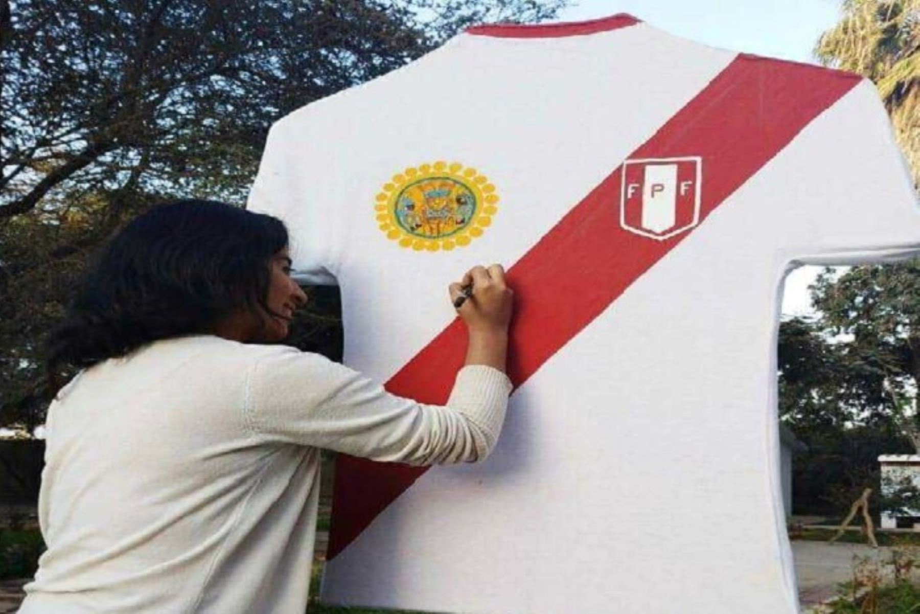 Camiseta gigante de selección nacional firmarán en museo Tumbas Reales de Sipán
