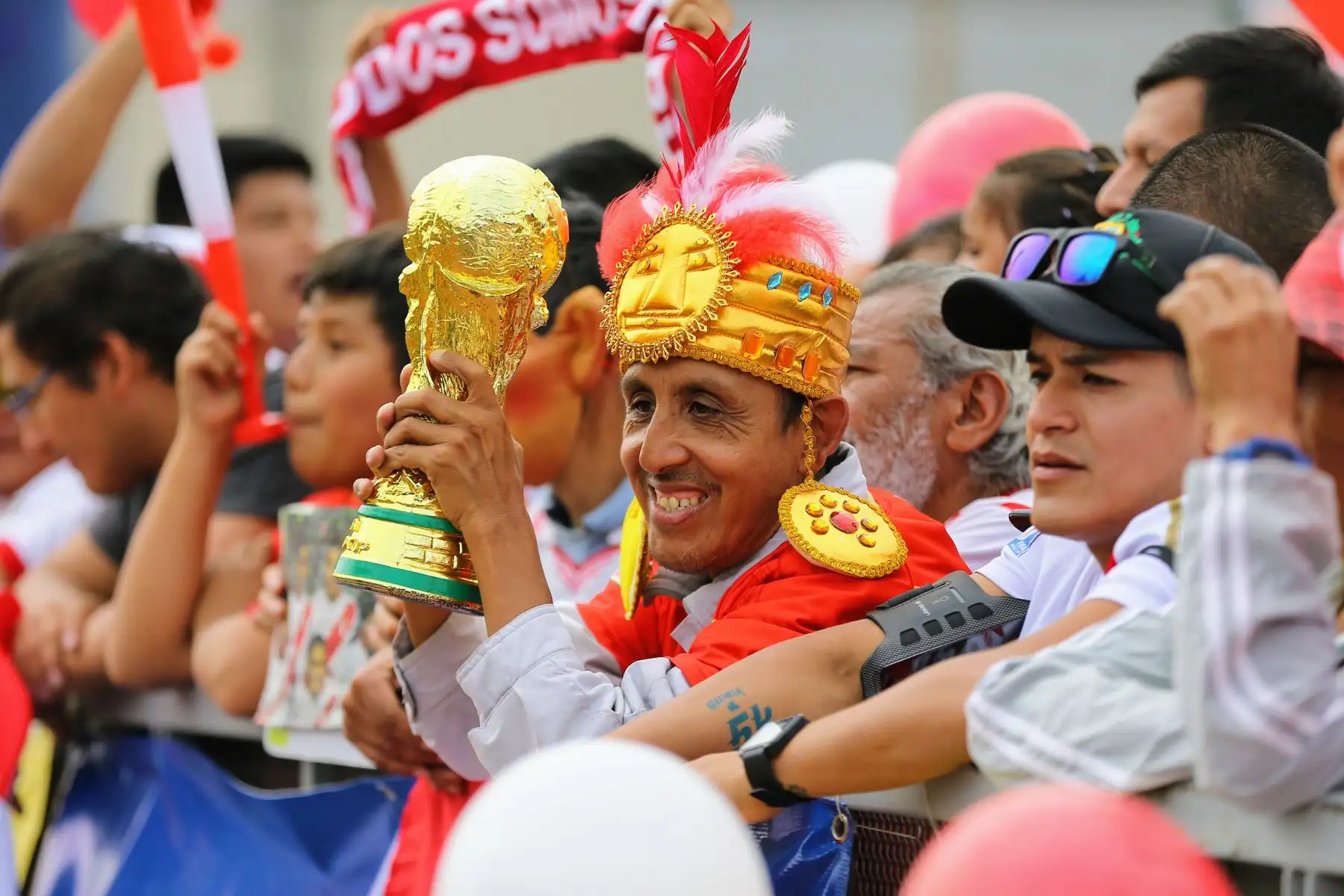 Celebración de hinchas en el Parque de La Muralla durante el partido de Perú contra Arabia Saudita. Foto: ANDINA/Luis Iparraguirre