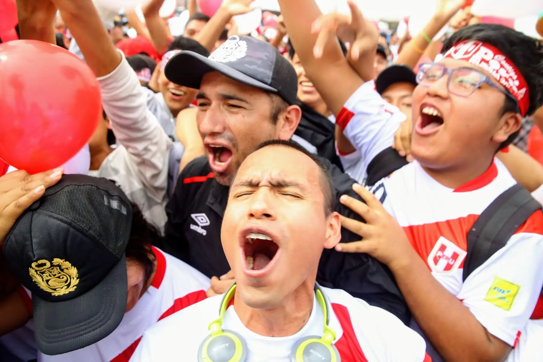 Celebración de hinchas en el Parque de La Muralla durante el partido de Perú contra Arabia Saudita. Foto: ANDINA/Luis Iparraguirre