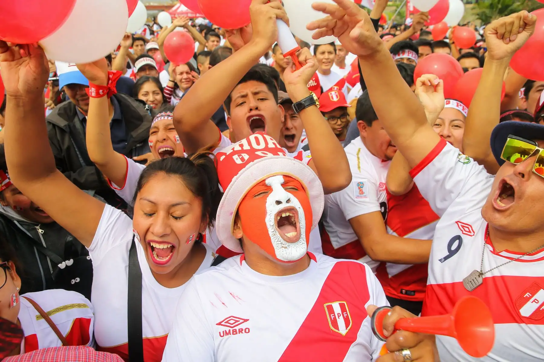 Celebración de hinchas en el Parque de La Muralla durante el partido de Perú contra Arabia Saudita. Foto: ANDINA/Luis Iparraguirre