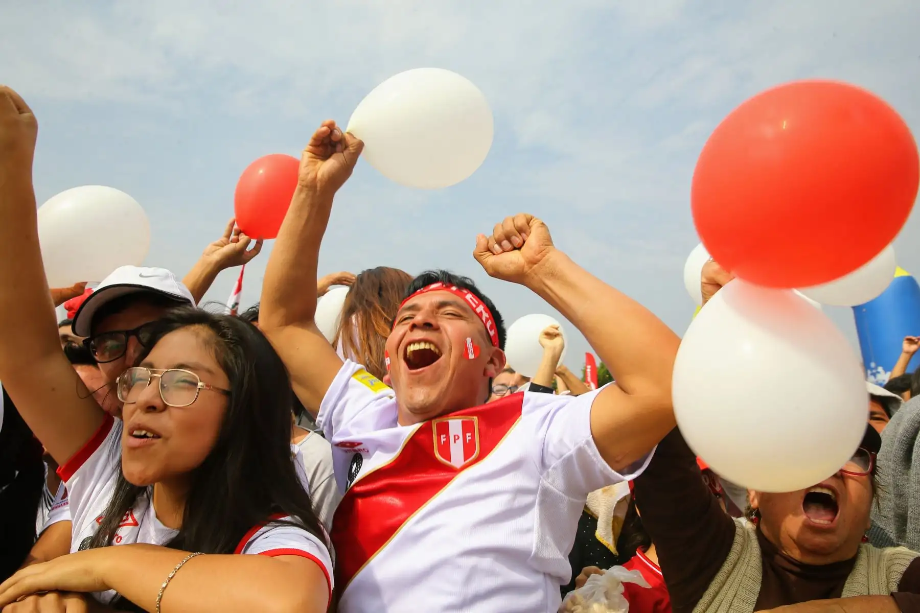 Celebración de hinchas en el Parque de La Muralla durante el partido de Perú contra Arabia Saudita. Foto: ANDINA/Luis Iparraguirre