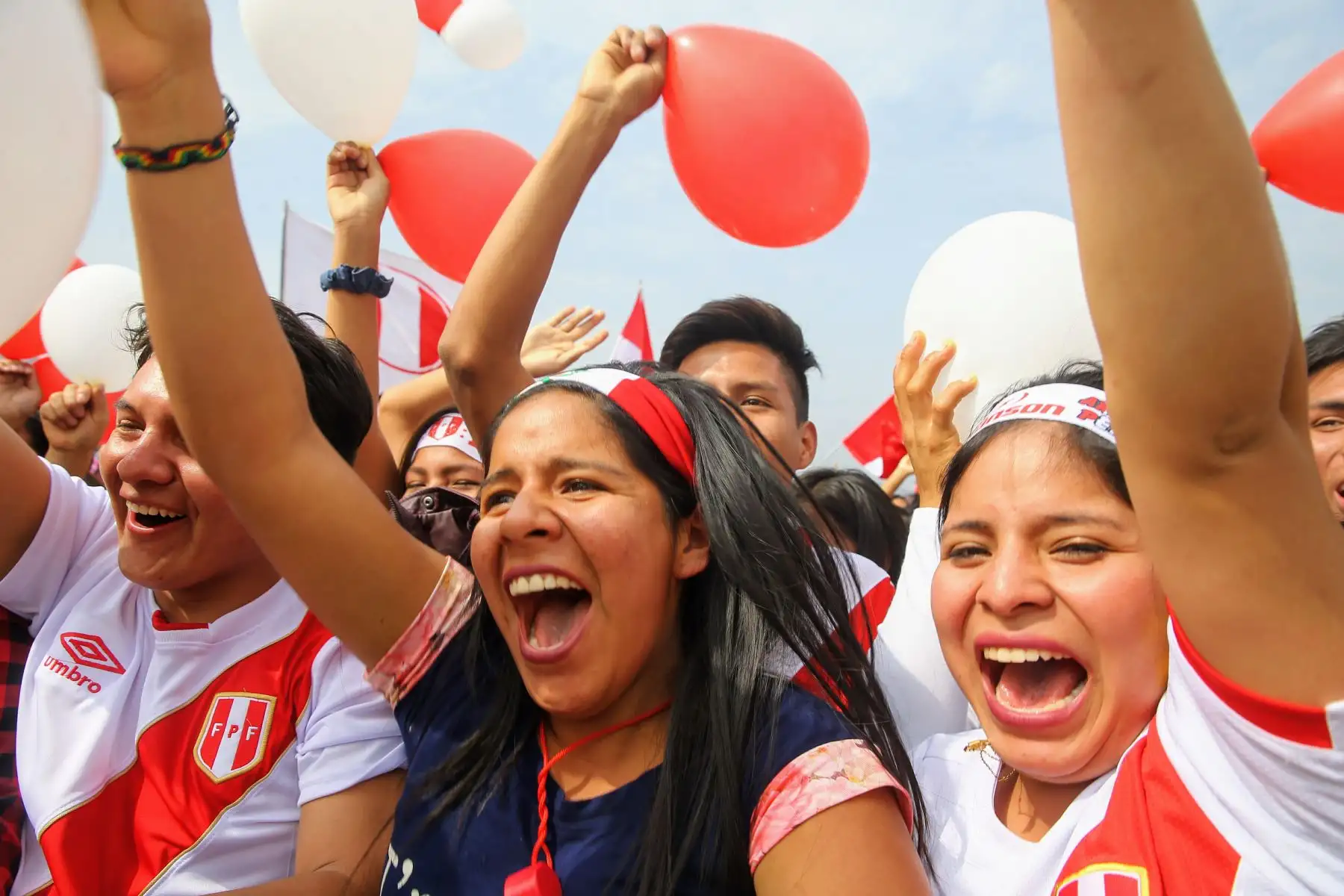 Celebración de hinchas en el Parque de La Muralla durante el partido de Perú contra Arabia Saudita. Foto: ANDINA/Luis Iparraguirre