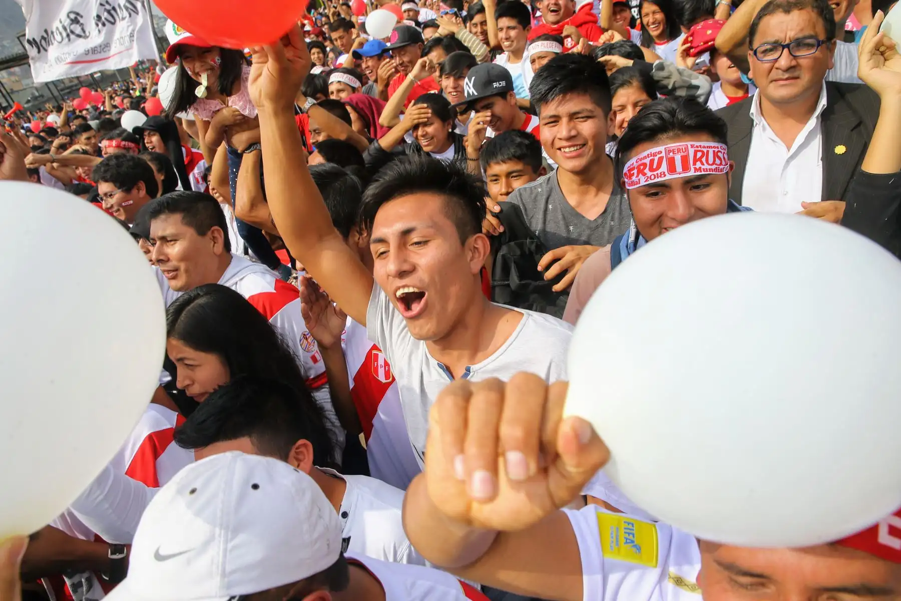 Celebración de hinchas en el Parque de La Muralla durante el partido de Perú contra Arabia Saudita. Foto: ANDINA/Luis Iparraguirre