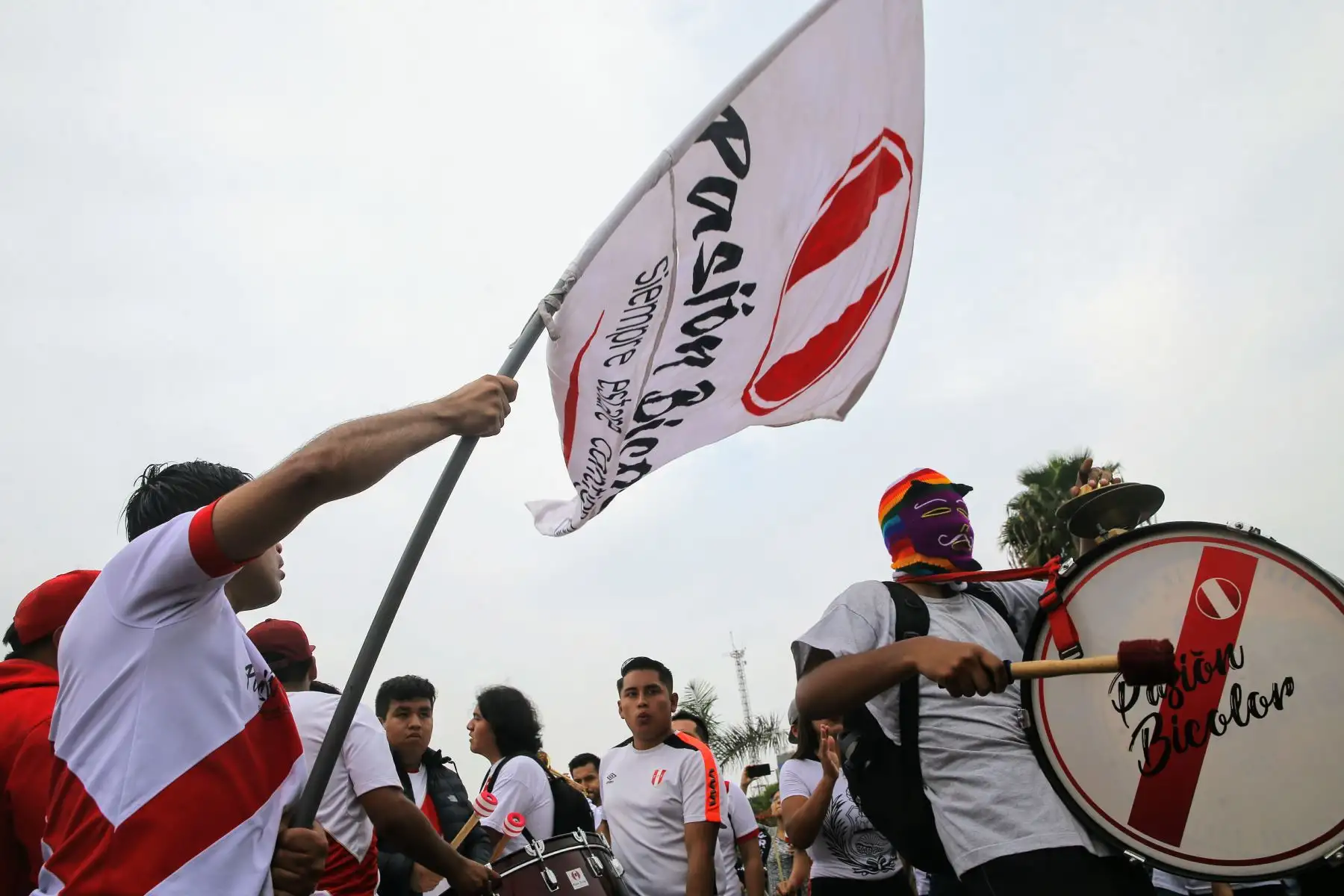 Celebración de hinchas en el Parque de La Muralla durante el partido de Perú contra Arabia Saudita. Foto: ANDINA/Luis Iparraguirre