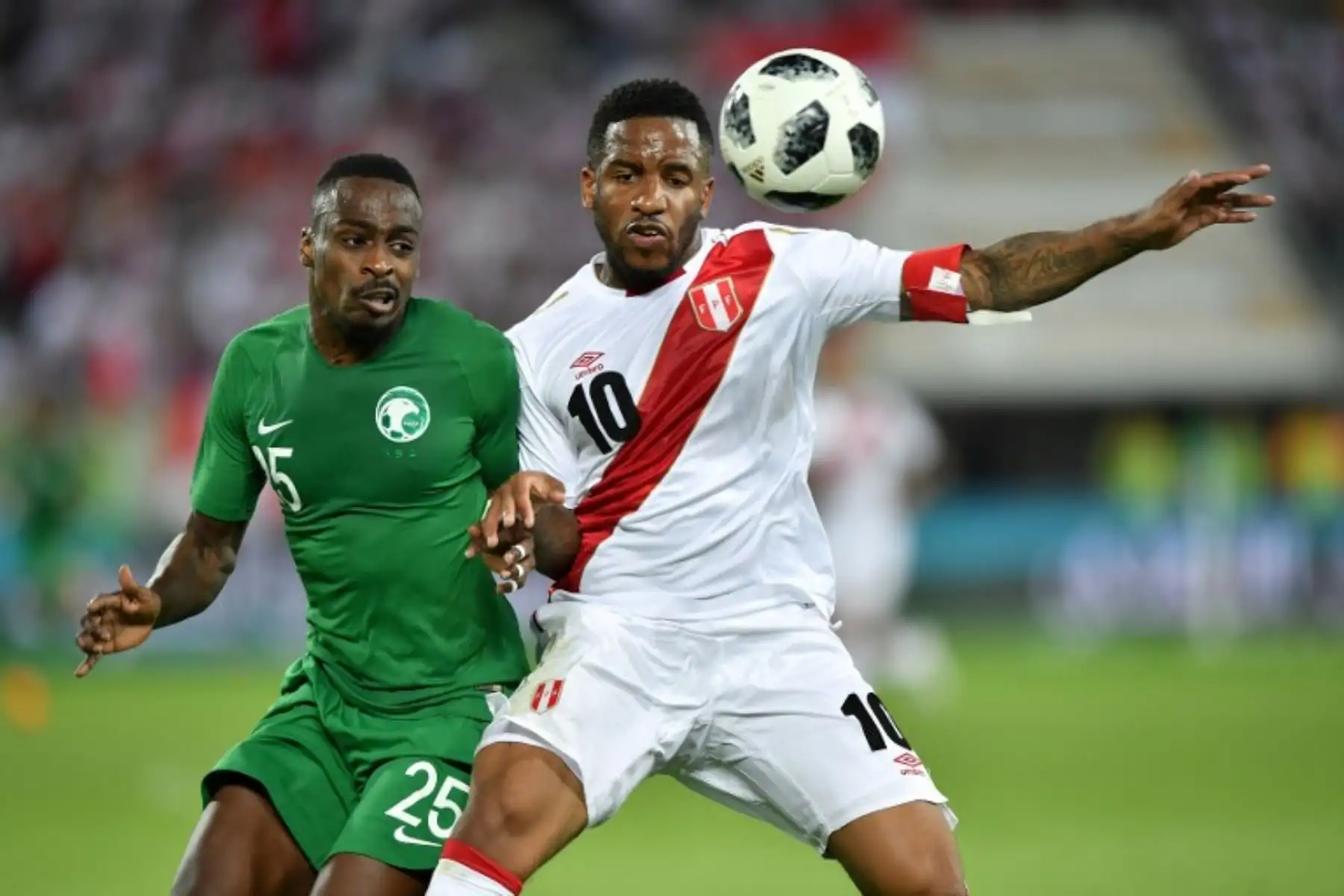 El defensa de Arabia Saudita Motaz Hawsawi compite con Jefferson Farfan durante un partido de fútbol amistoso internacional entre Arabia Saudita y Perú en el estadio Kybunpark en St. Gallen.Foto:AFP
