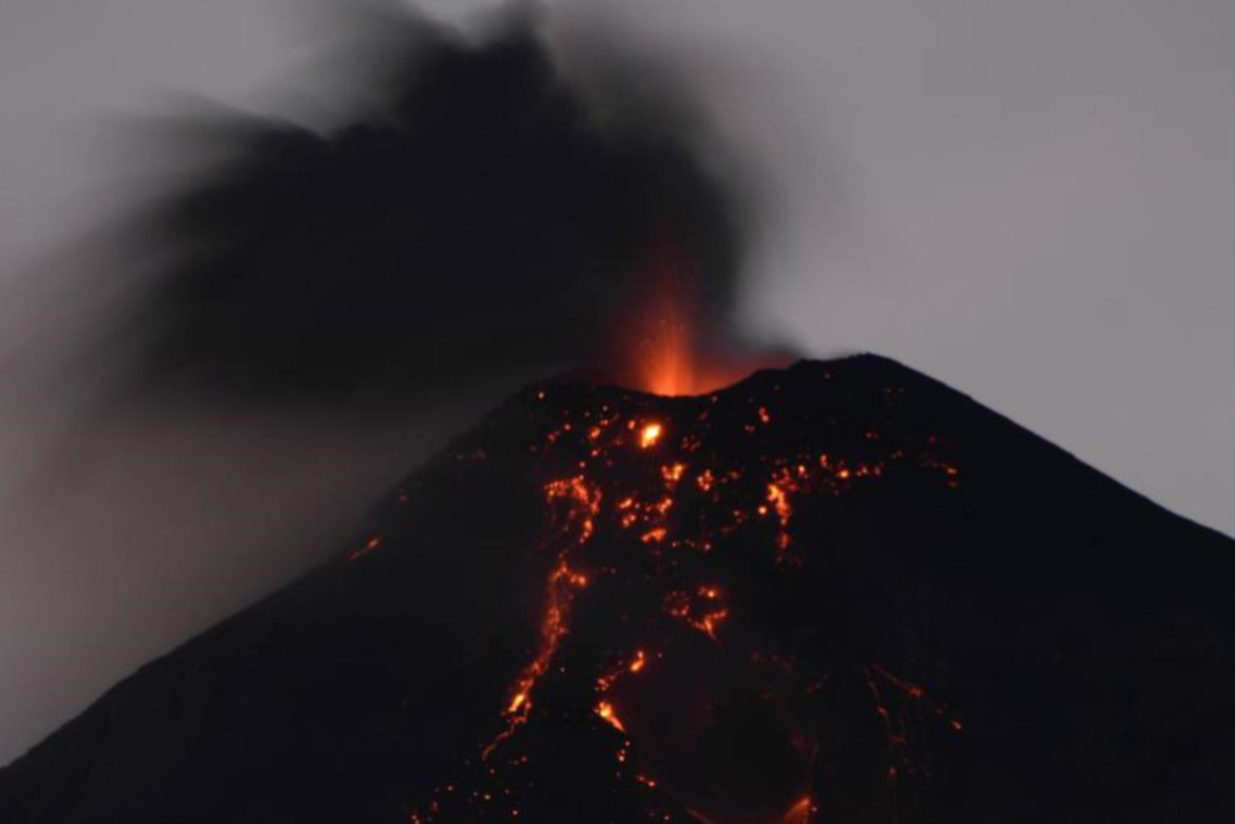 Guatemala: Explosión en volcán provoca cierre de aeropuerto y evacuaciones. Foto AFP.