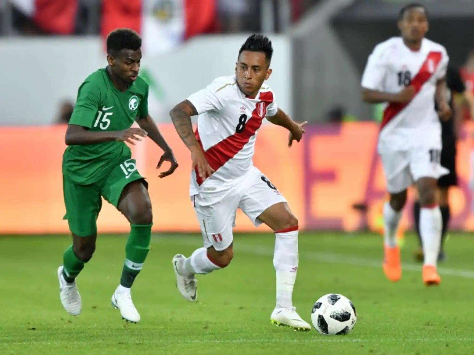 El mediocampista de Arabia Saudita Abdullah Al-Khaibari Compite con el centrocampista peruano Christian Cueva durante un partido de fútbol internacional amistoso entre Arabia Saudita y Perú.Foto:AFP