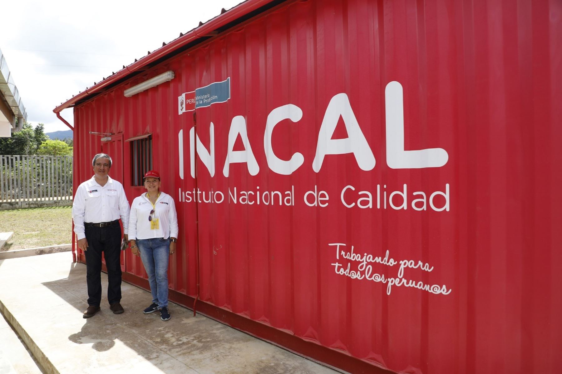 Ministro de la Producción, Raúl Pérez-Reyes, inspecciona instalaciones de “Calilab Tarapoto”. Foto: Cortesía.