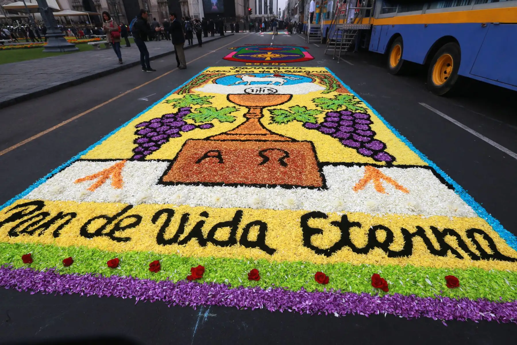 Alfombres de flores por la  misa en la catedral por  Corpus Christi. Foto: ANDINA/Norman Córdova