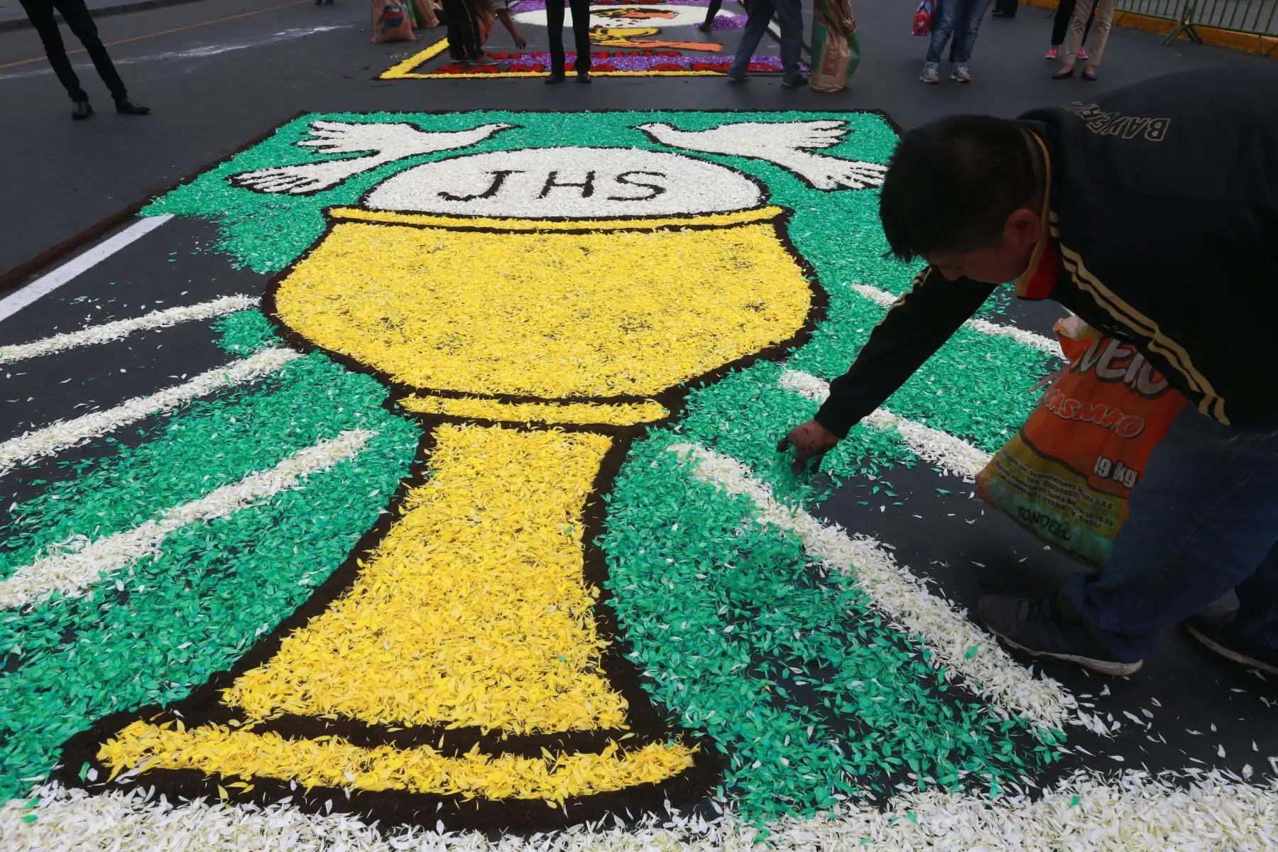 Alfombres de flores por la  misa en la catedral por  Corpus Christi. Foto: ANDINA/Norman Córdova