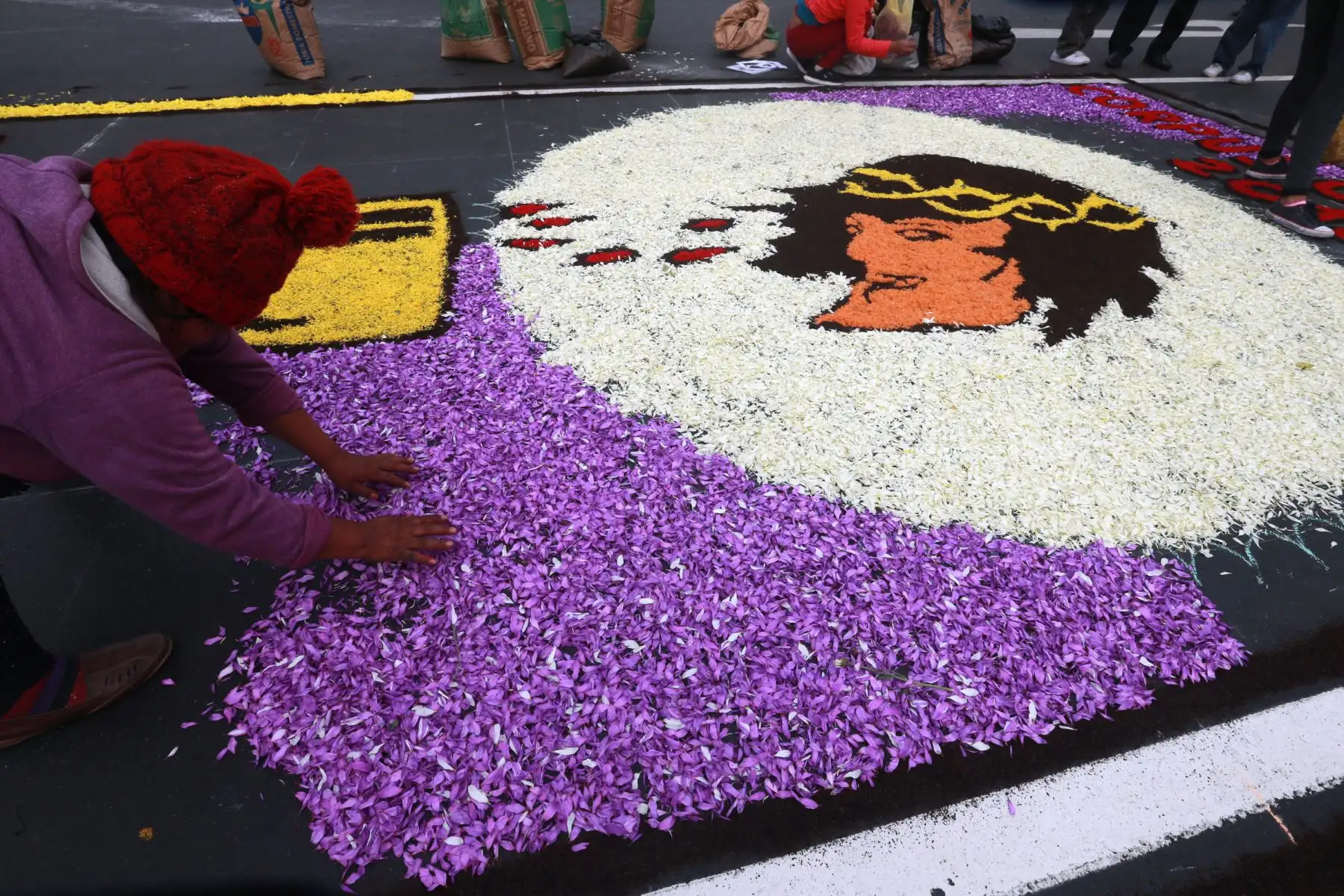 Alfombres de flores por la  misa en la catedral por  Corpus Christi. Foto: ANDINA/Norman Córdova